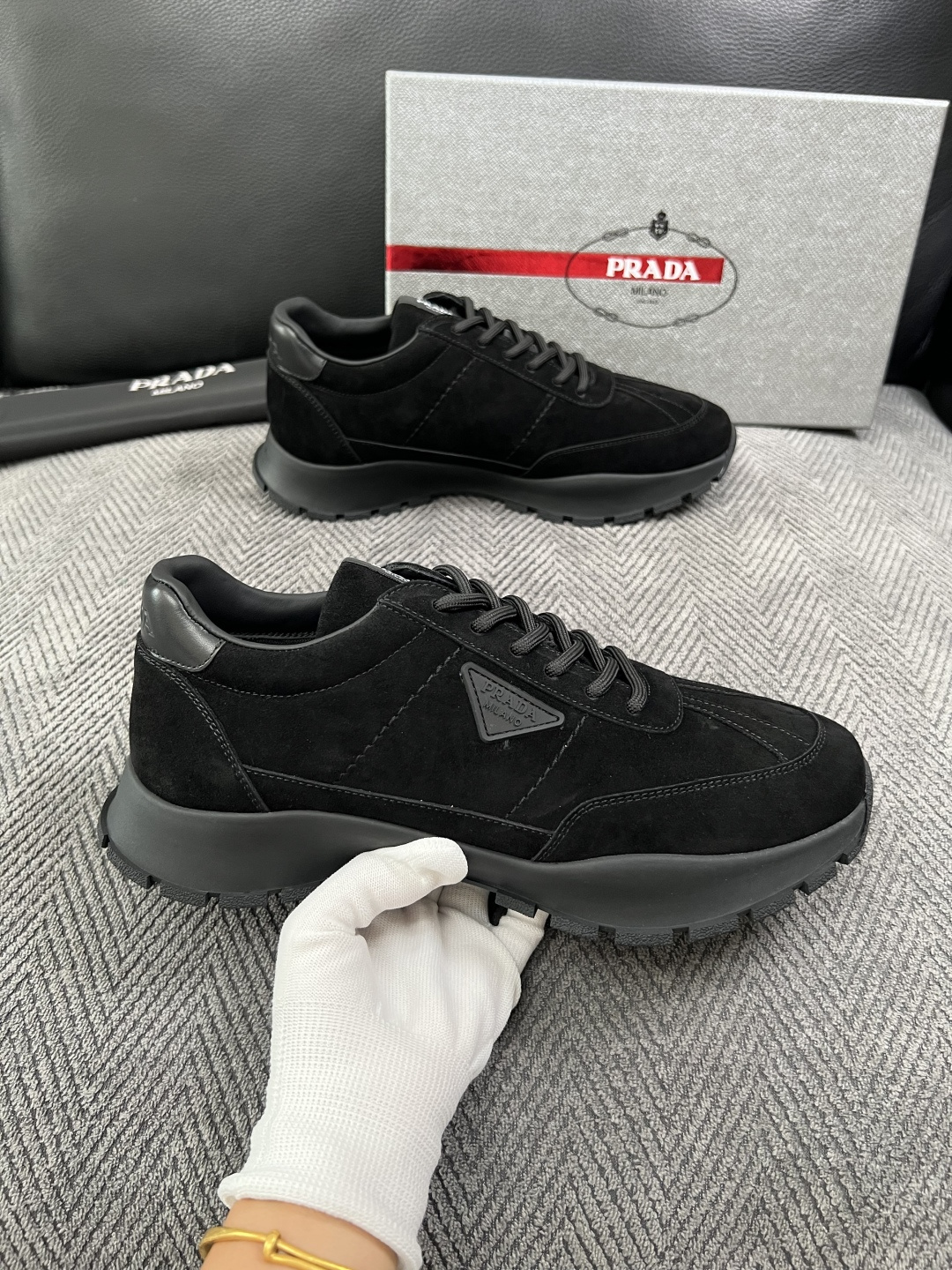PRADA  高品质  顶级工艺品 普拉达 专柜同步 原厂配置，意大利进口原版牛皮面料，透气舒适进口水染牛里垫，鞋底：原