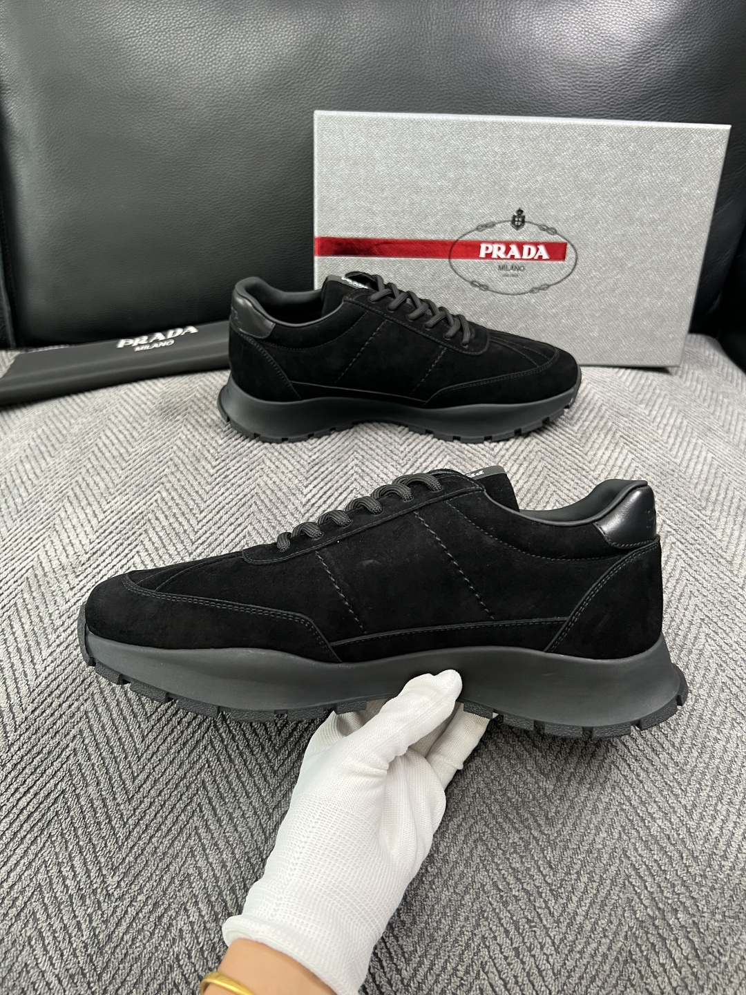 PRADA  高品质  顶级工艺品 普拉达 专柜同步 原厂配置，意大利进口原版牛皮面料，透气舒适进口水染牛里垫，鞋底：原