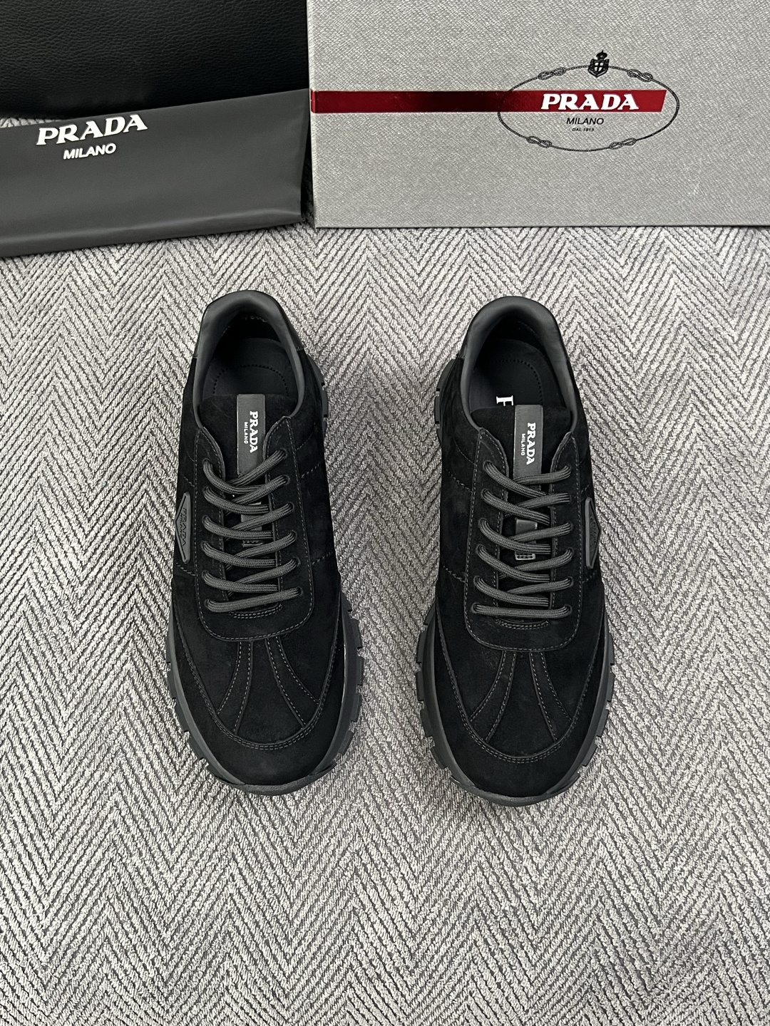 PRADA  高品质  顶级工艺品 普拉达 专柜同步 原厂配置，意大利进口原版牛皮面料，透气舒适进口水染牛里垫，鞋底：原