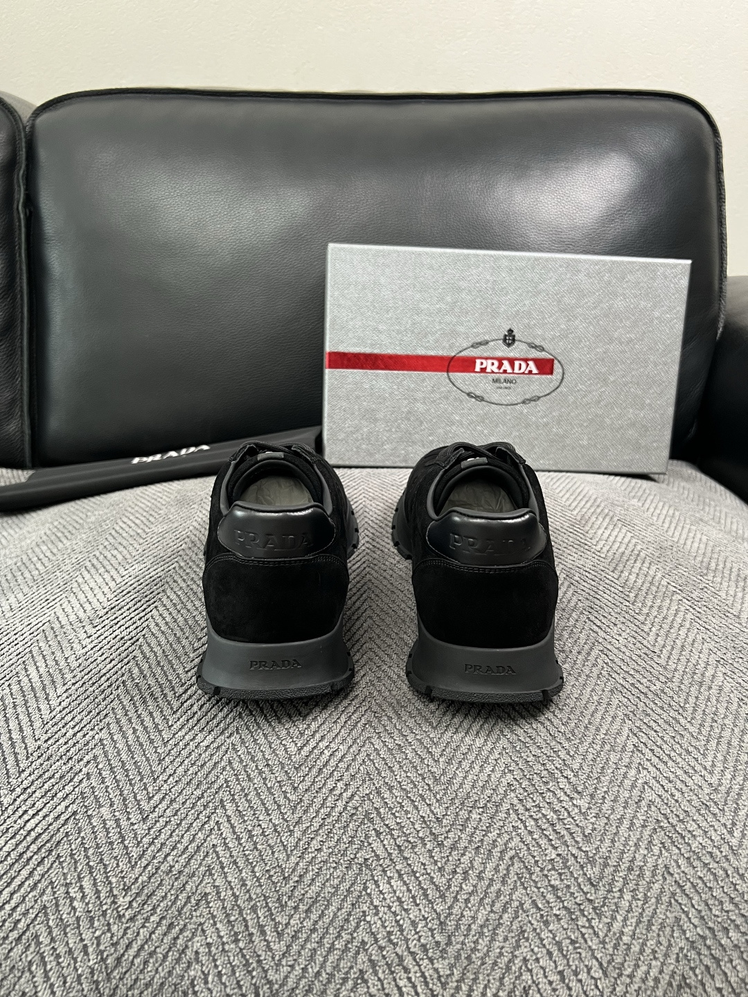 PRADA  高品质  顶级工艺品 普拉达 专柜同步 原厂配置，意大利进口原版牛皮面料，透气舒适进口水染牛里垫，鞋底：原