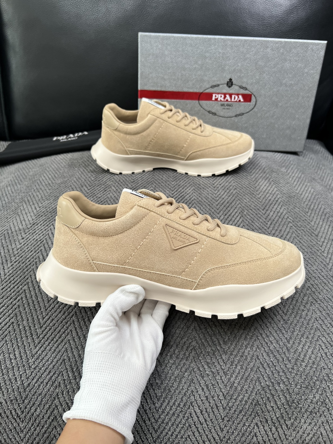PRADA  高品质  顶级工艺品 普拉达 专柜同步 原厂配置，意大利进口原版牛皮面料，透气舒适进口水染牛里垫，鞋底：原