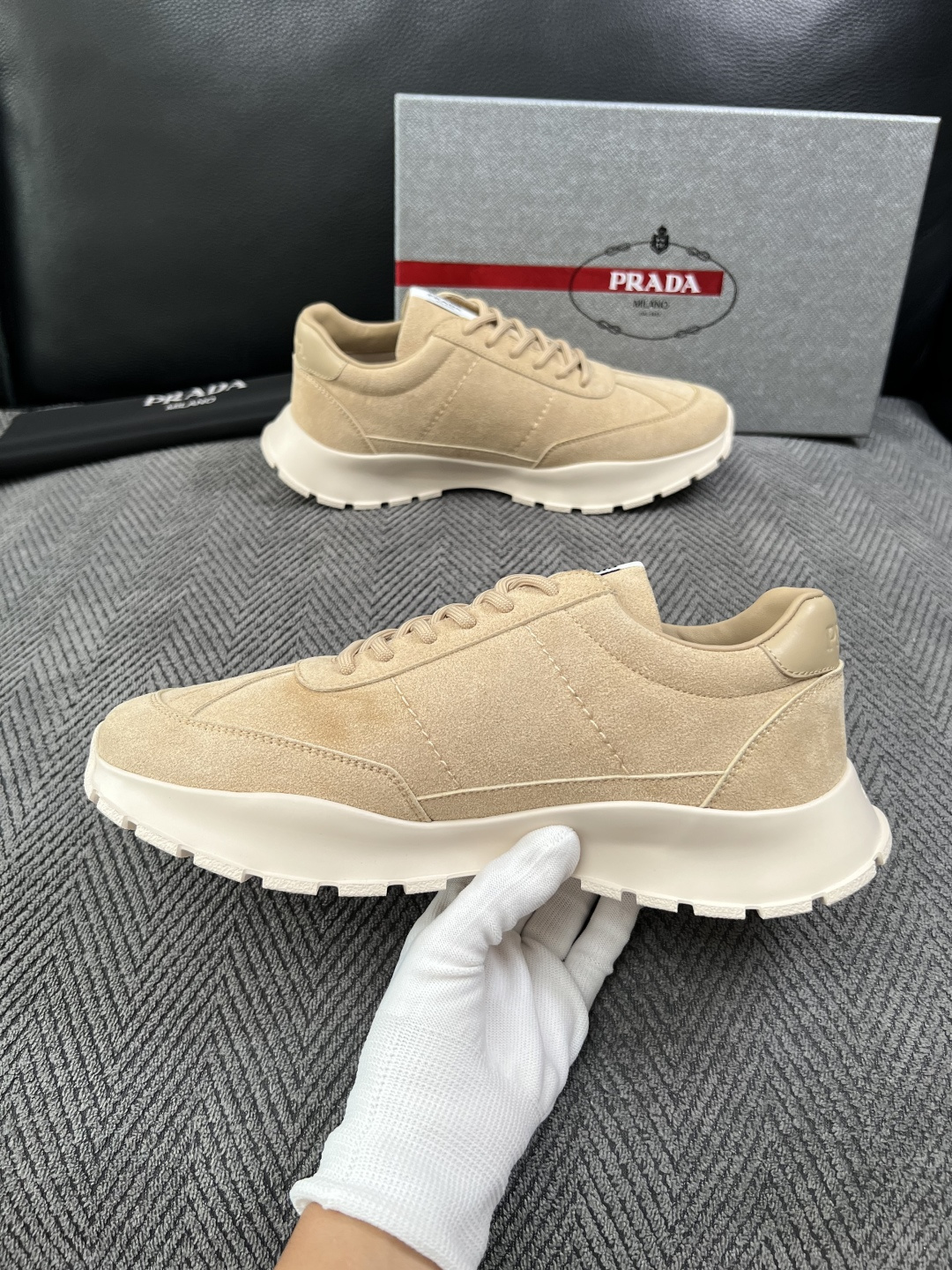 PRADA  高品质  顶级工艺品 普拉达 专柜同步 原厂配置，意大利进口原版牛皮面料，透气舒适进口水染牛里垫，鞋底：原