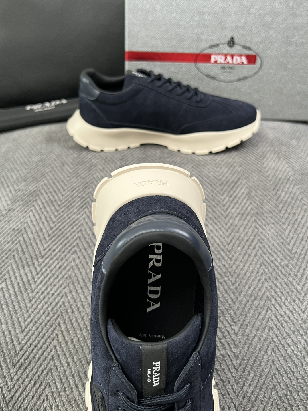 PRADA  高品质  顶级工艺品 普拉达 专柜同步 原厂配置，意大利进口原版牛皮面料，透气舒适进口水染牛里垫，鞋底：原