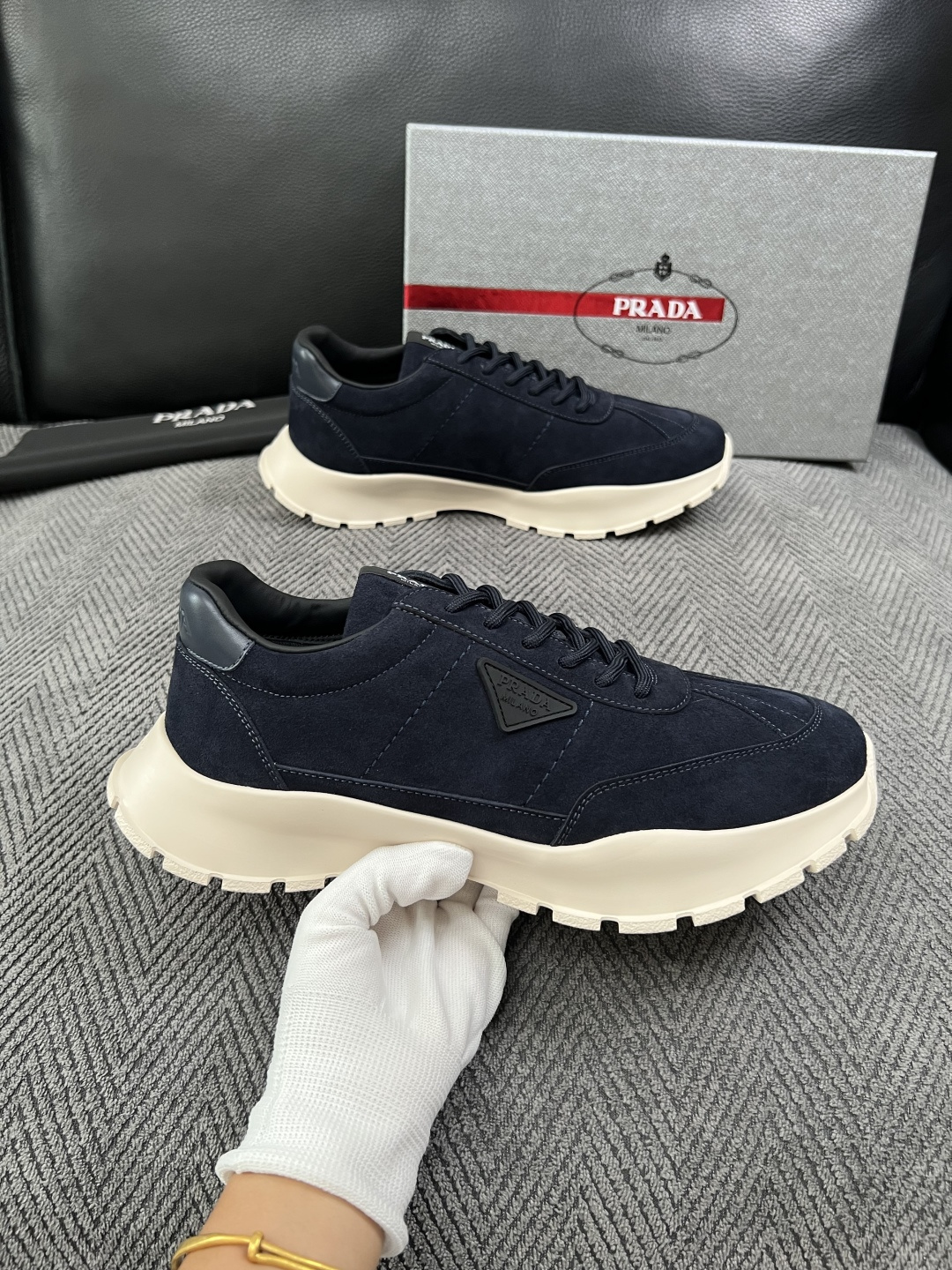 PRADA  高品质  顶级工艺品 普拉达 专柜同步 原厂配置，意大利进口原版牛皮面料，透气舒适进口水染牛里垫，鞋底：原