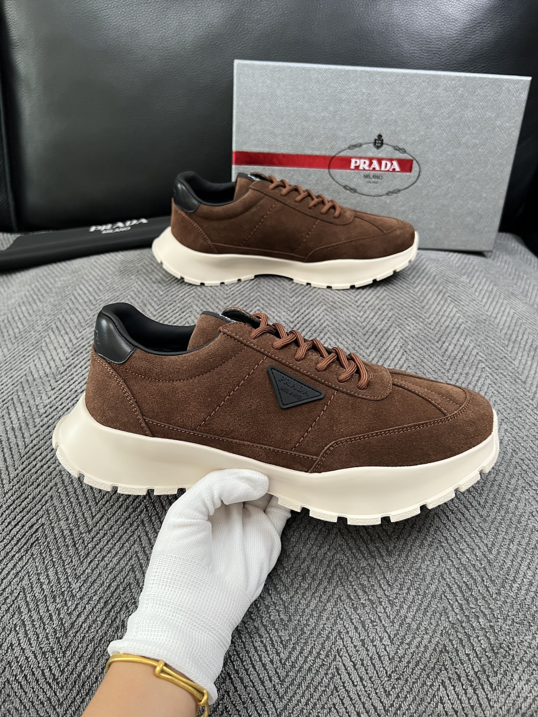 PRADA  高品质  顶级工艺品 普拉达 专柜同步 原厂配置，意大利进口原版牛皮面料，透气舒适进口水染牛里垫，鞋底：原