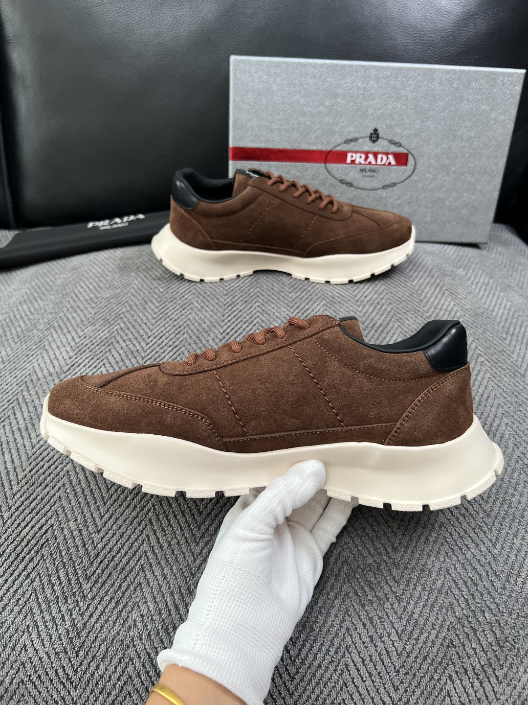 PRADA  高品质  顶级工艺品 普拉达 专柜同步 原厂配置，意大利进口原版牛皮面料，透气舒适进口水染牛里垫，鞋底：原