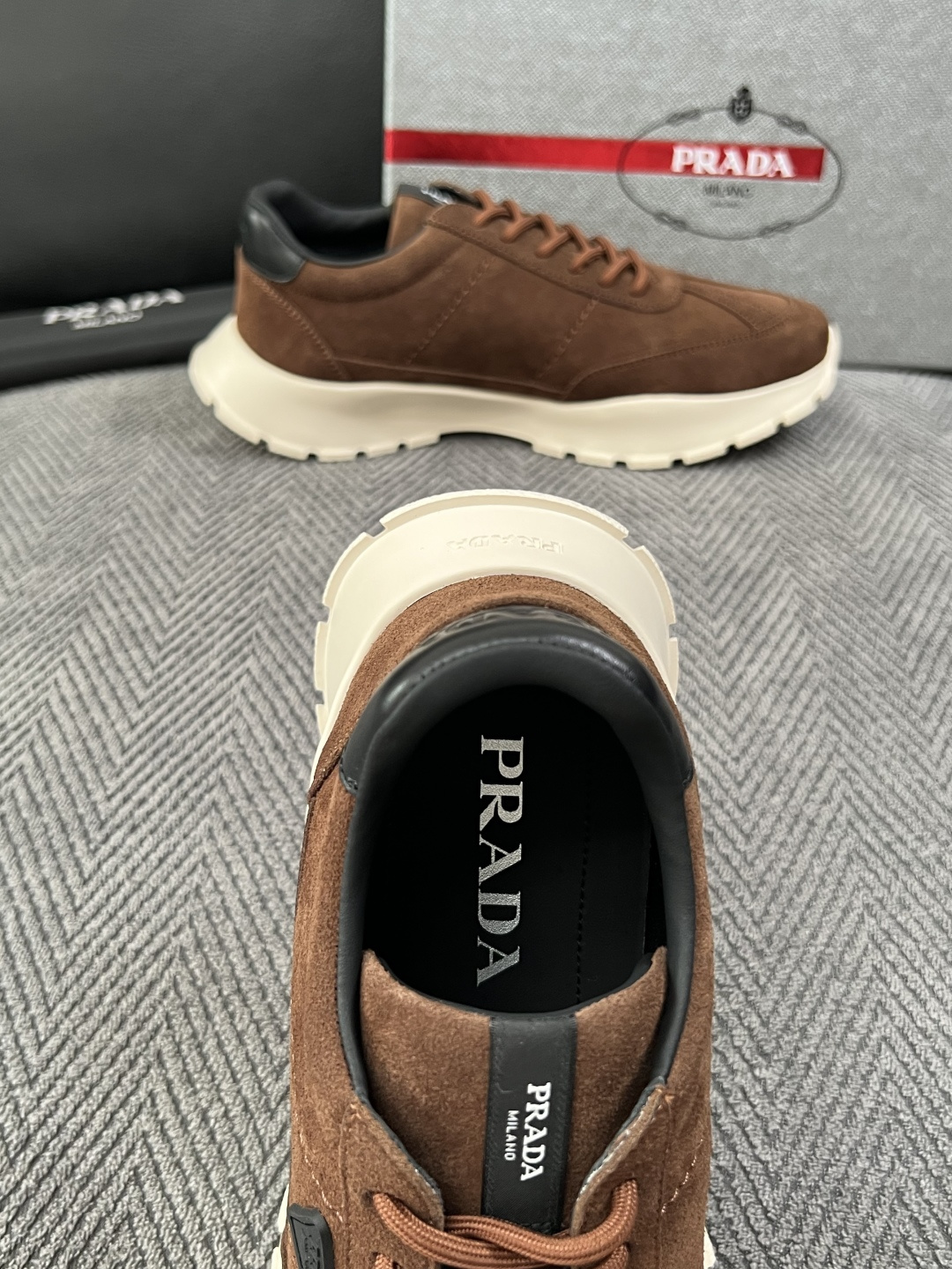 PRADA  高品质  顶级工艺品 普拉达 专柜同步 原厂配置，意大利进口原版牛皮面料，透气舒适进口水染牛里垫，鞋底：原