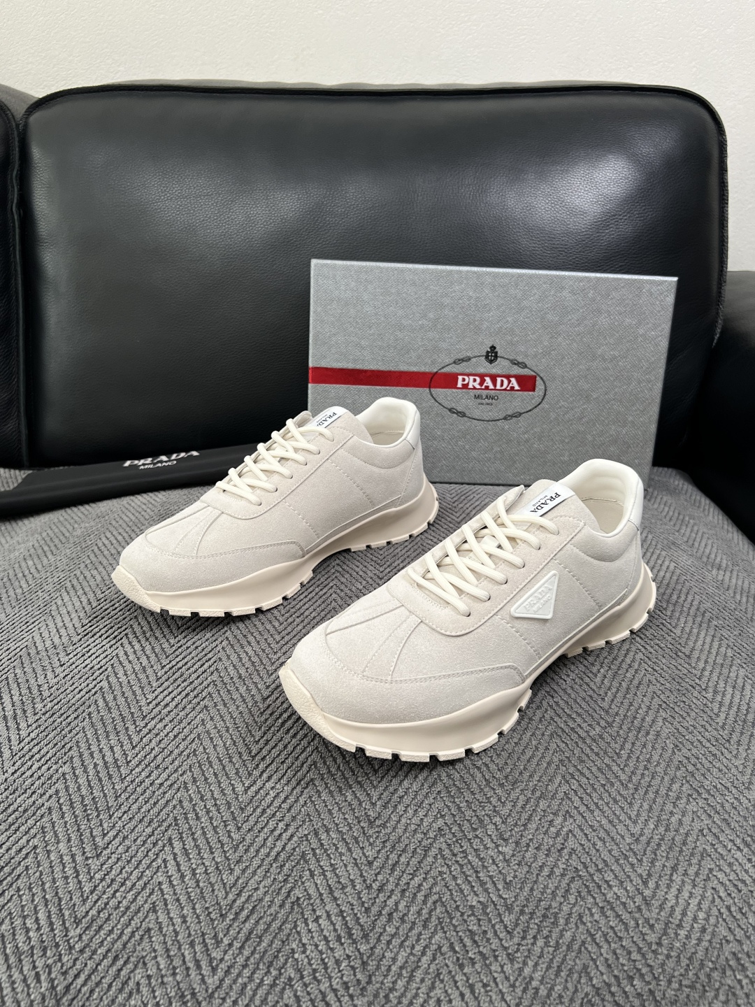 PRADA  高品质  顶级工艺品 普拉达 专柜同步 原厂配置，意大利进口原版牛皮面料，透气舒适进口水染牛里垫，鞋底：原