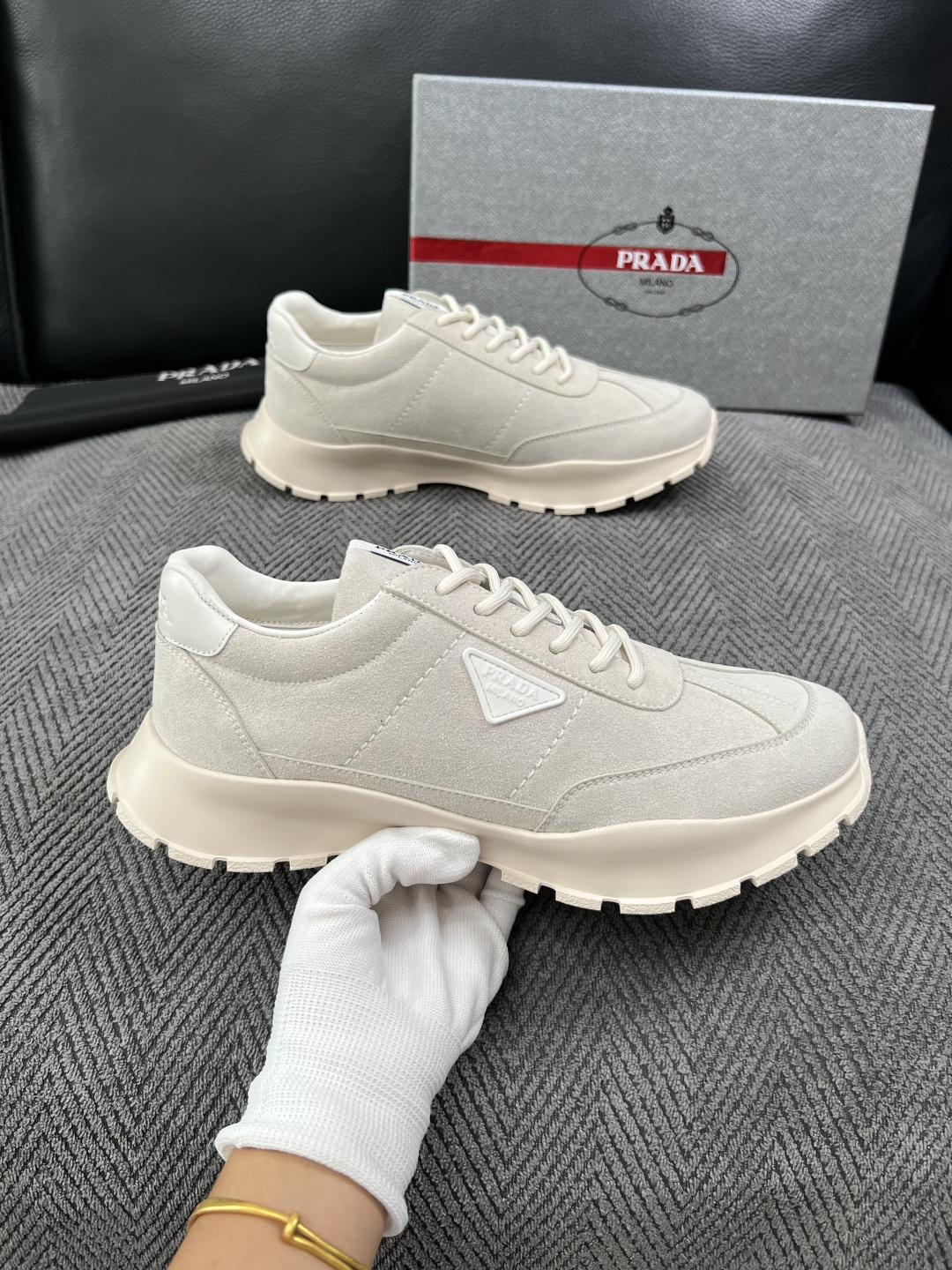 PRADA  高品质  顶级工艺品 普拉达 专柜同步 原厂配置，意大利进口原版牛皮面料，透气舒适进口水染牛里垫，鞋底：原