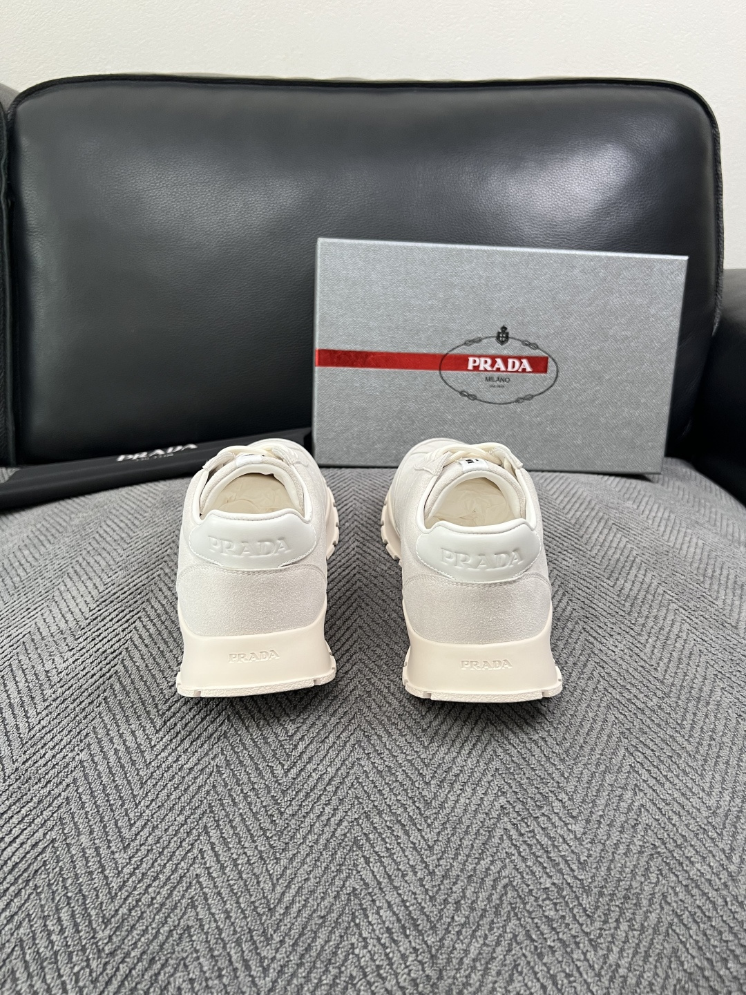 PRADA  高品质  顶级工艺品 普拉达 专柜同步 原厂配置，意大利进口原版牛皮面料，透气舒适进口水染牛里垫，鞋底：原