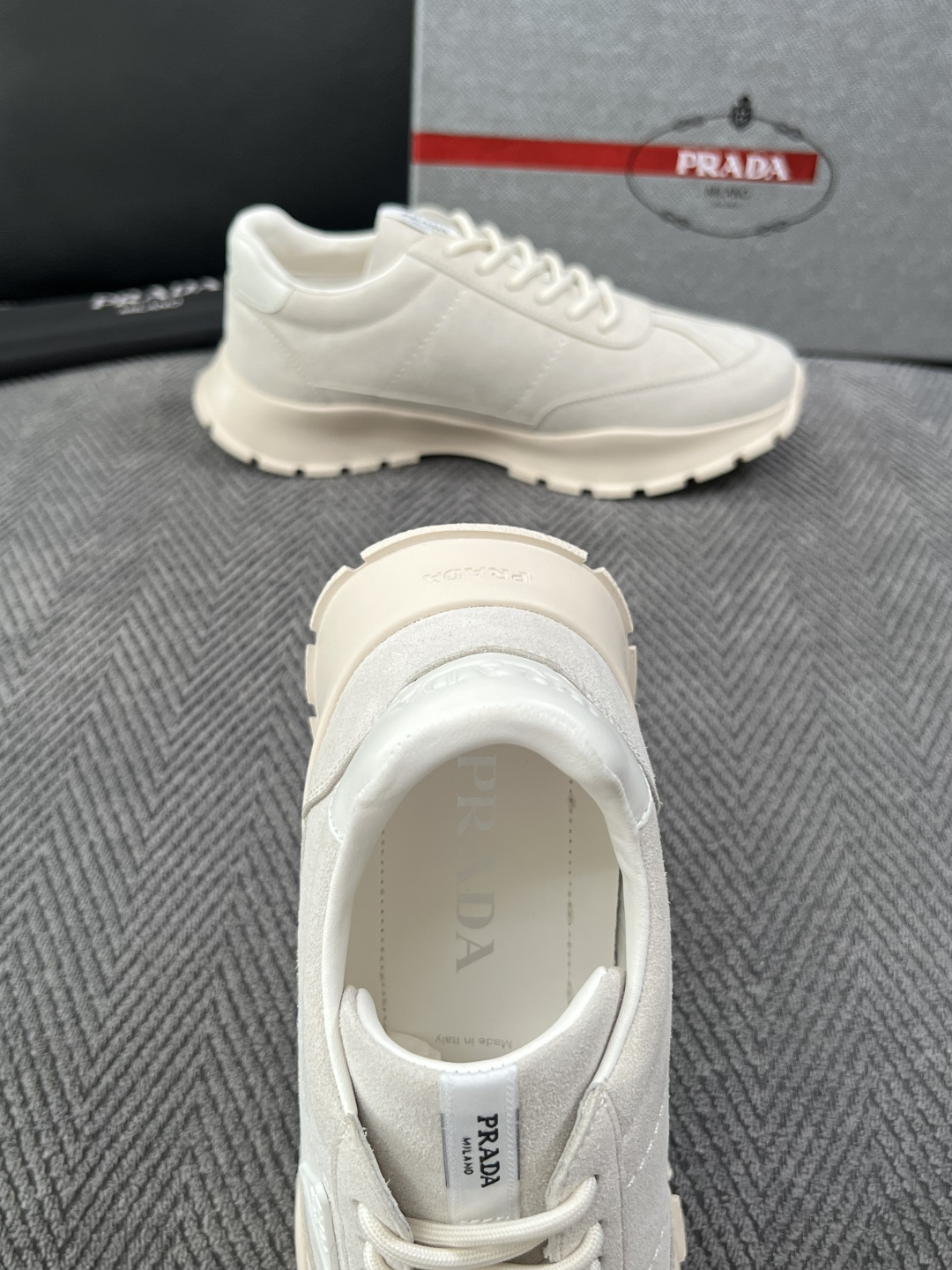 PRADA  高品质  顶级工艺品 普拉达 专柜同步 原厂配置，意大利进口原版牛皮面料，透气舒适进口水染牛里垫，鞋底：原