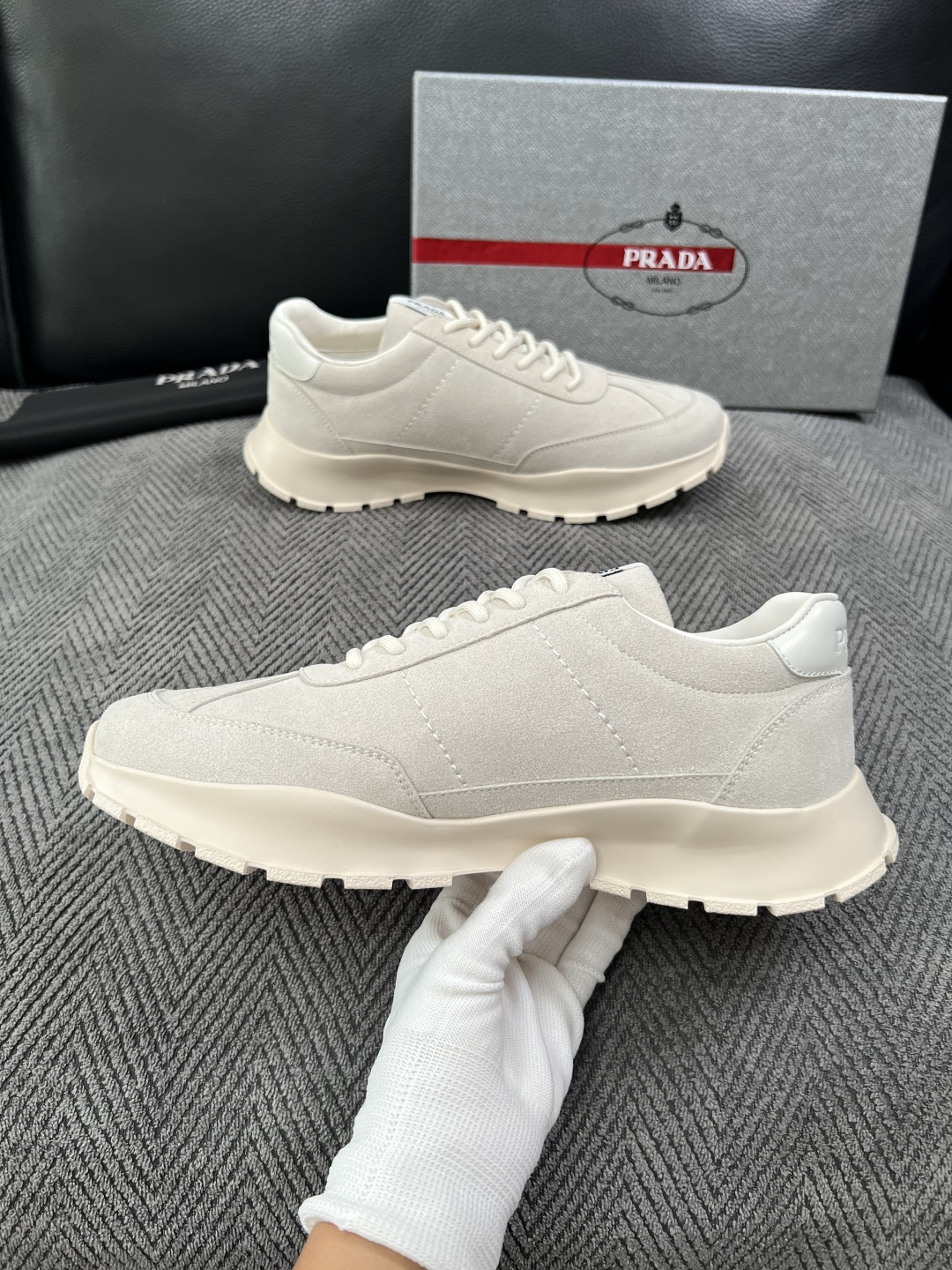 PRADA  高品质  顶级工艺品 普拉达 专柜同步 原厂配置，意大利进口原版牛皮面料，透气舒适进口水染牛里垫，鞋底：原