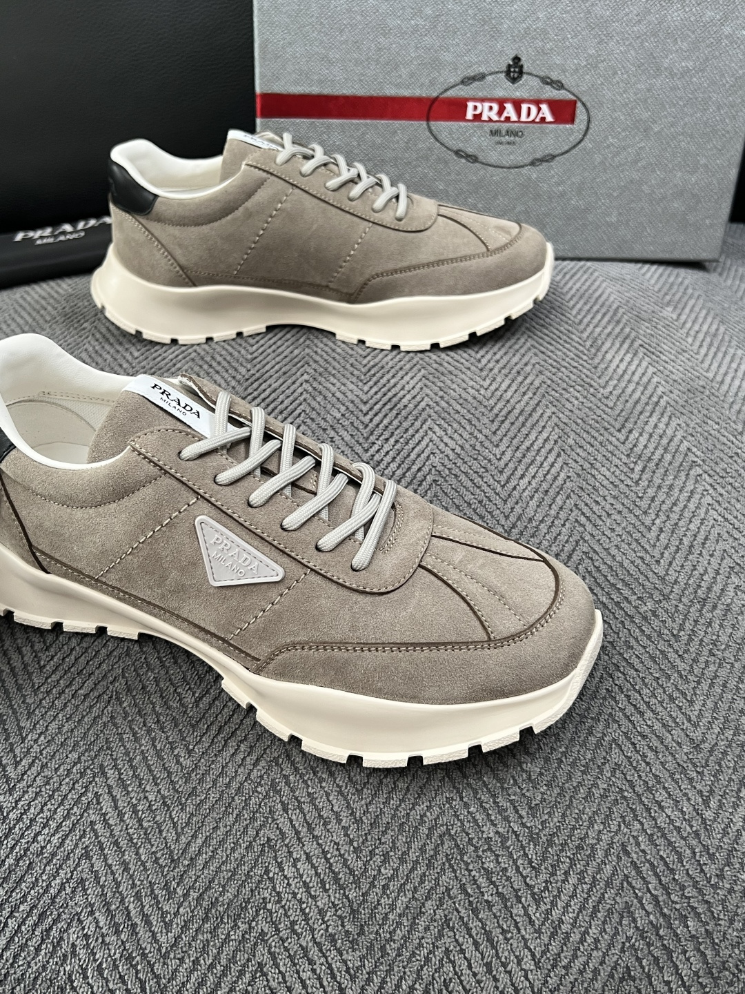 PRADA  高品质  顶级工艺品 普拉达 专柜同步 原厂配置，意大利进口原版牛皮面料，透气舒适进口水染牛里垫，鞋底：原