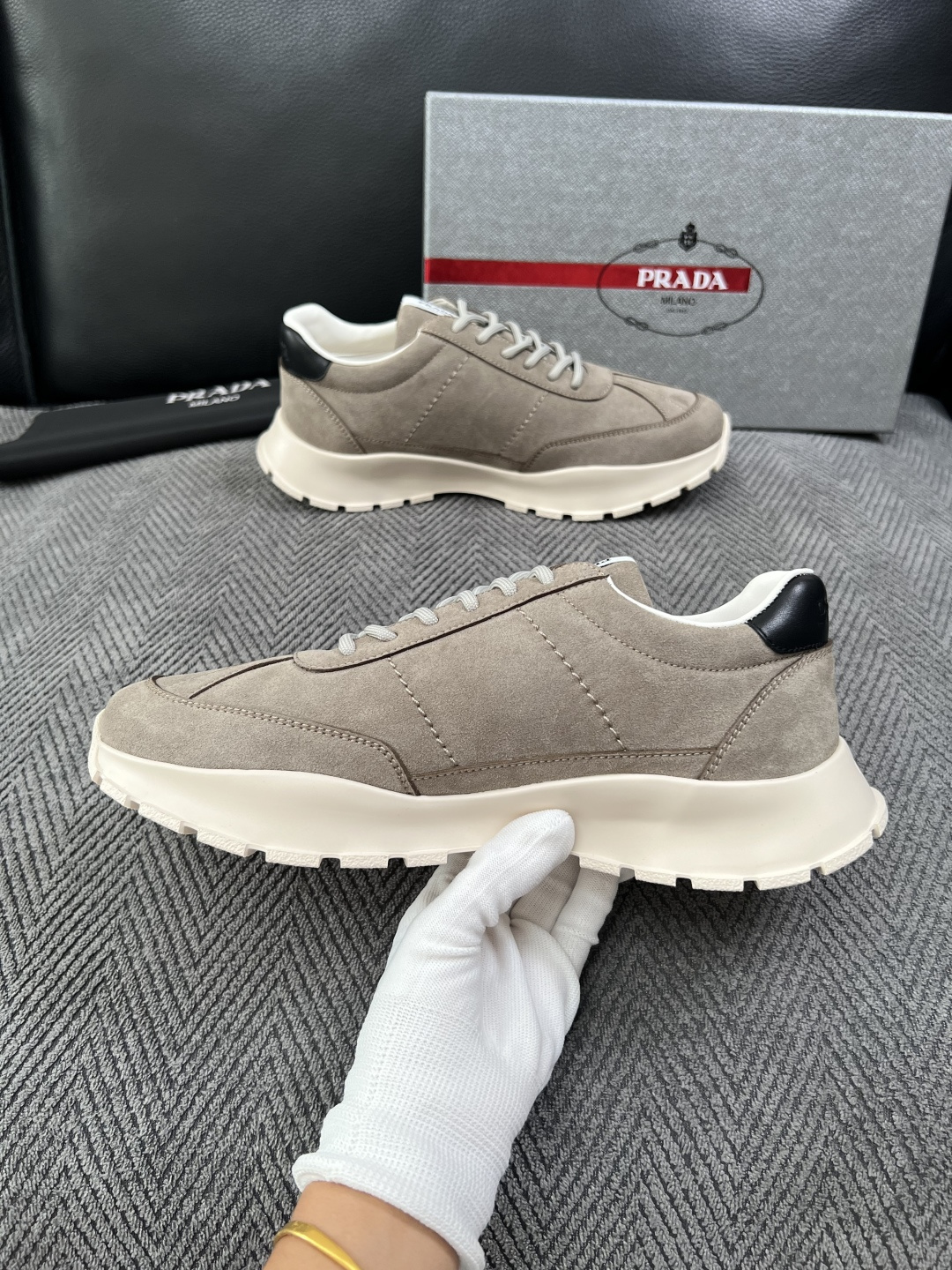 PRADA  高品质  顶级工艺品 普拉达 专柜同步 原厂配置，意大利进口原版牛皮面料，透气舒适进口水染牛里垫，鞋底：原
