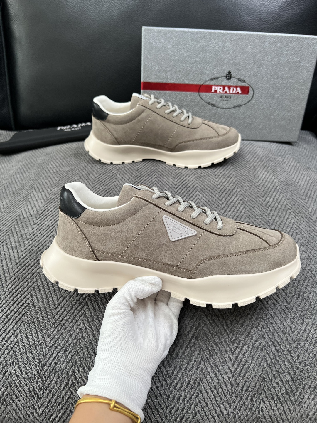 PRADA  高品质  顶级工艺品 普拉达 专柜同步 原厂配置，意大利进口原版牛皮面料，透气舒适进口水染牛里垫，鞋底：原