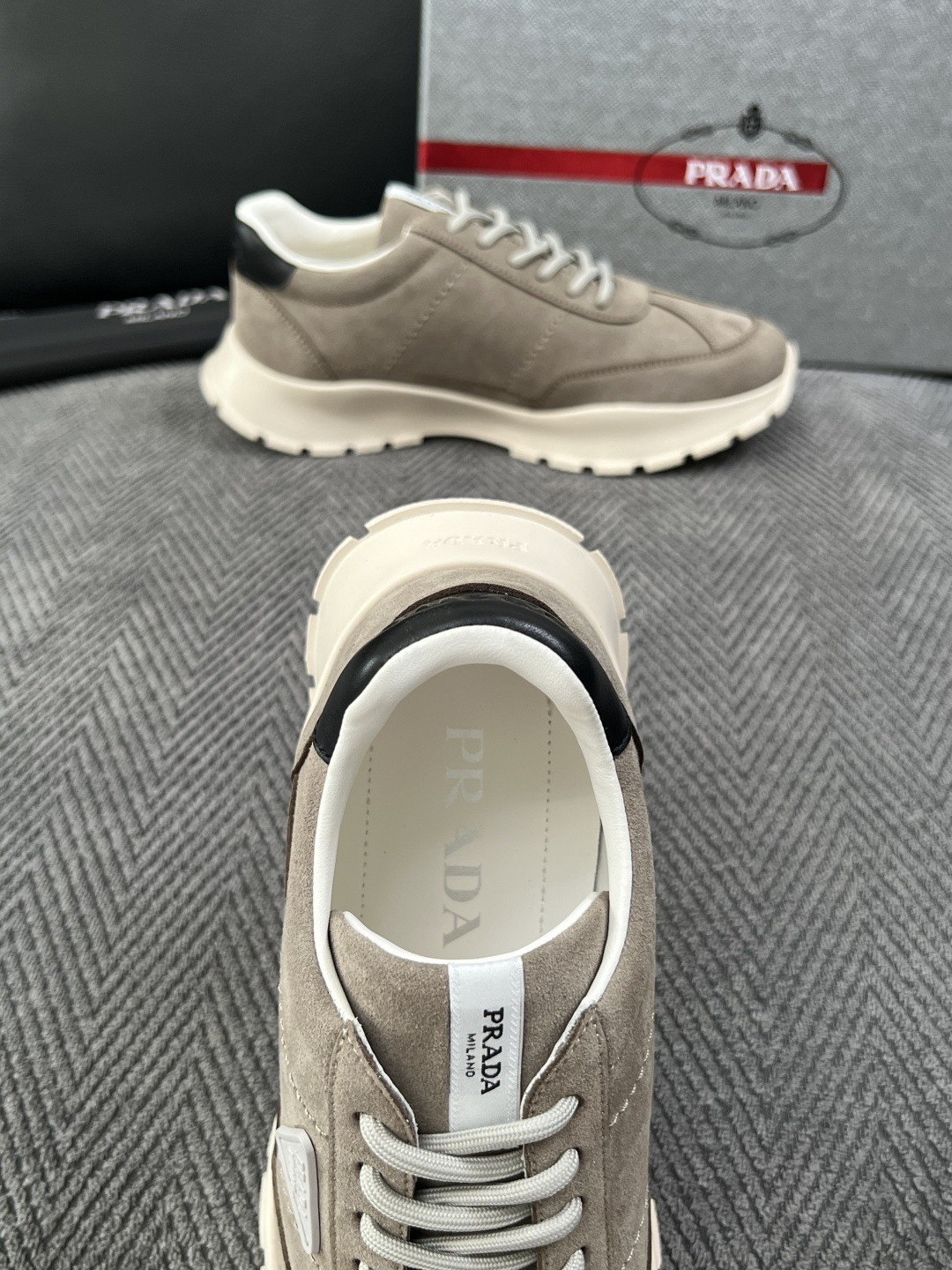 PRADA  高品质  顶级工艺品 普拉达 专柜同步 原厂配置，意大利进口原版牛皮面料，透气舒适进口水染牛里垫，鞋底：原