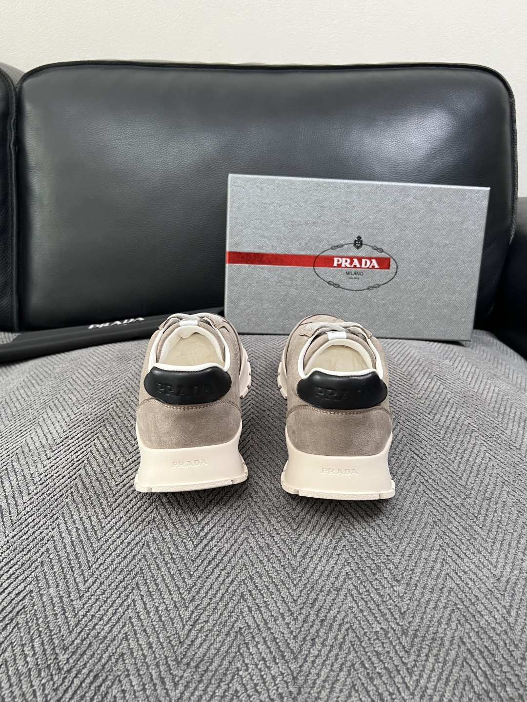 PRADA  高品质  顶级工艺品 普拉达 专柜同步 原厂配置，意大利进口原版牛皮面料，透气舒适进口水染牛里垫，鞋底：原