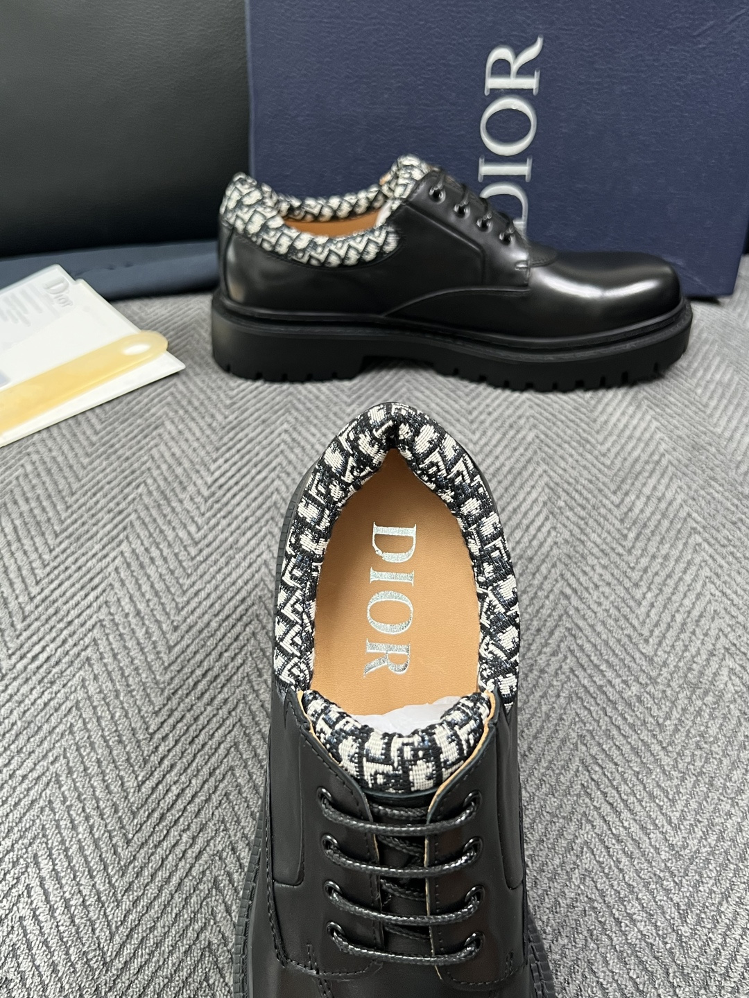 Dior  高品质 顶级工艺品 迪奥  专柜同步 原厂配置，意大利进口原版牛皮面料，透气舒适进口水染牛里垫，鞋底：原厂特