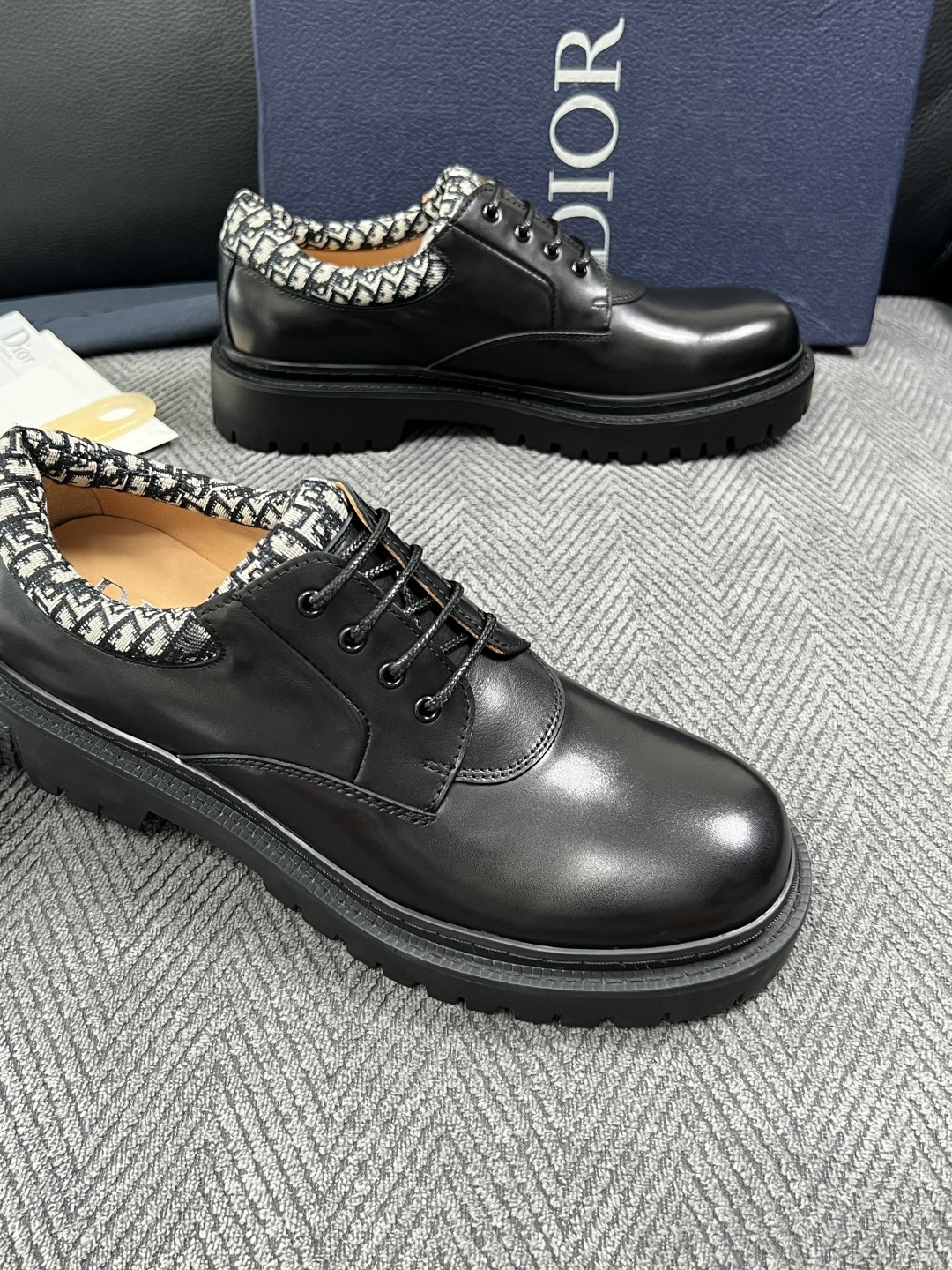 Dior  高品质 顶级工艺品 迪奥  专柜同步 原厂配置，意大利进口原版牛皮面料，透气舒适进口水染牛里垫，鞋底：原厂特