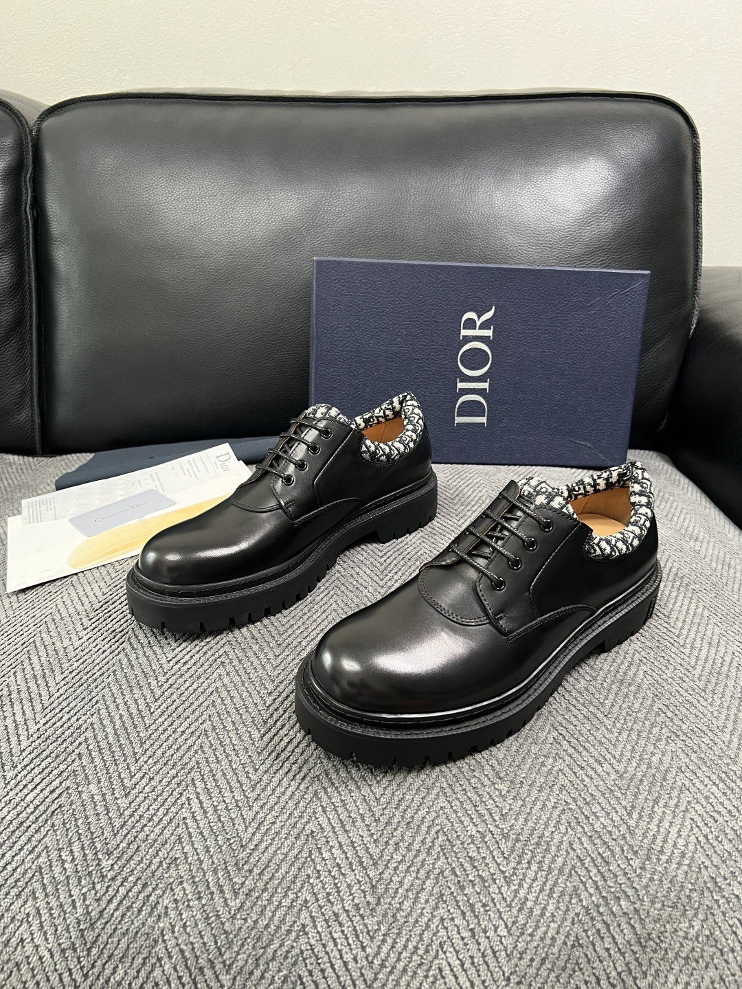Dior  高品质 顶级工艺品 迪奥  专柜同步 原厂配置，意大利进口原版牛皮面料，透气舒适进口水染牛里垫，鞋底：原厂特