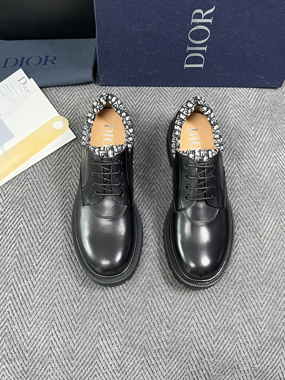 Dior  高品质 顶级工艺品 迪奥  专柜同步 原厂配置，意大利进口原版牛皮面料，透气舒适进口水染牛里垫，鞋底：原厂特