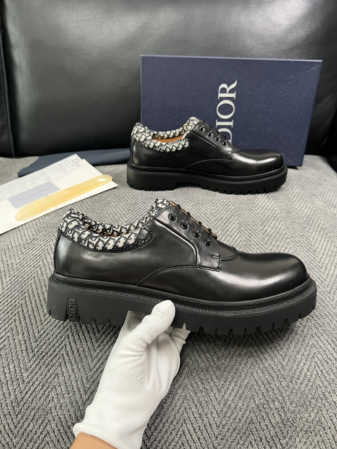 Dior  高品质 顶级工艺品 迪奥  专柜同步 原厂配置，意大利进口原版牛皮面料，透气舒适进口水染牛里垫，鞋底：原厂特
