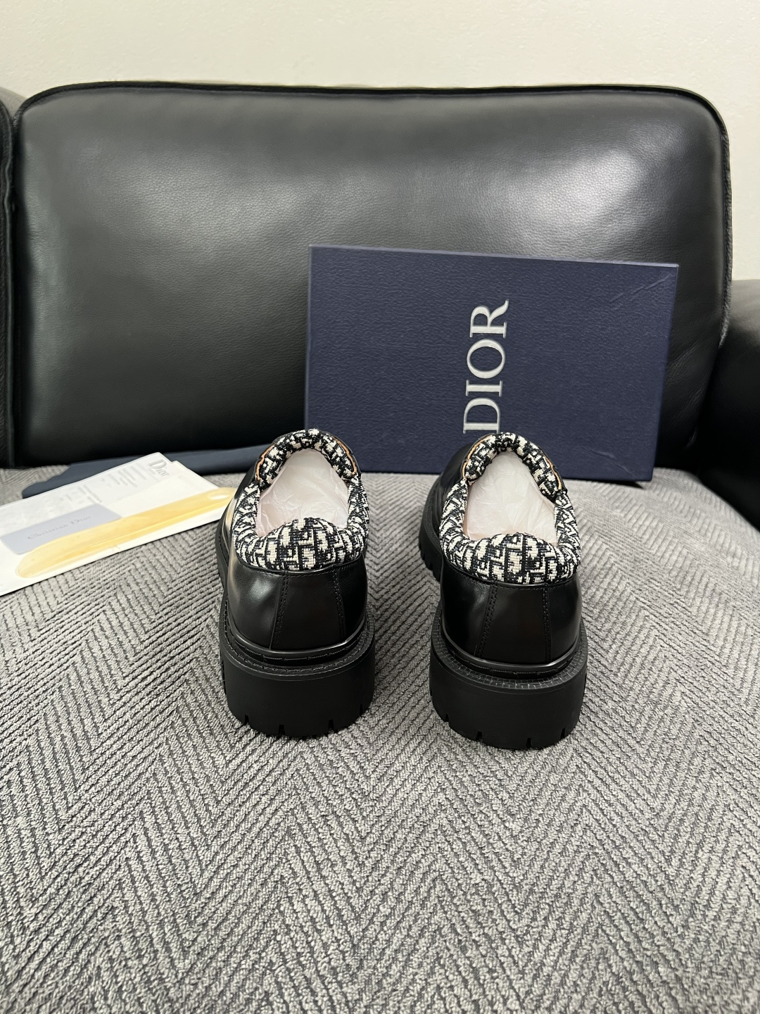 Dior  高品质 顶级工艺品 迪奥  专柜同步 原厂配置，意大利进口原版牛皮面料，透气舒适进口水染牛里垫，鞋底：原厂特