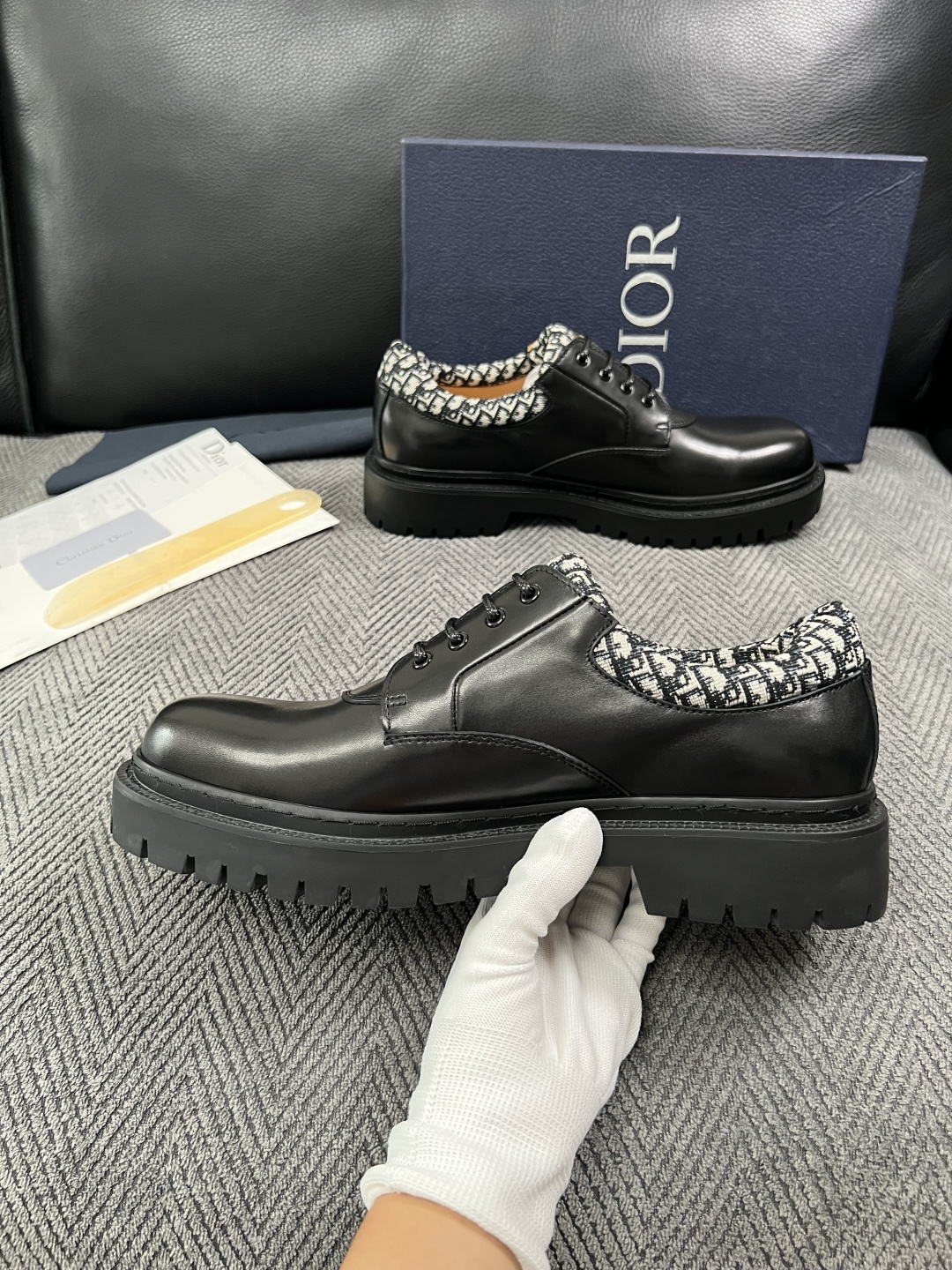 Dior  高品质 顶级工艺品 迪奥  专柜同步 原厂配置，意大利进口原版牛皮面料，透气舒适进口水染牛里垫，鞋底：原厂特