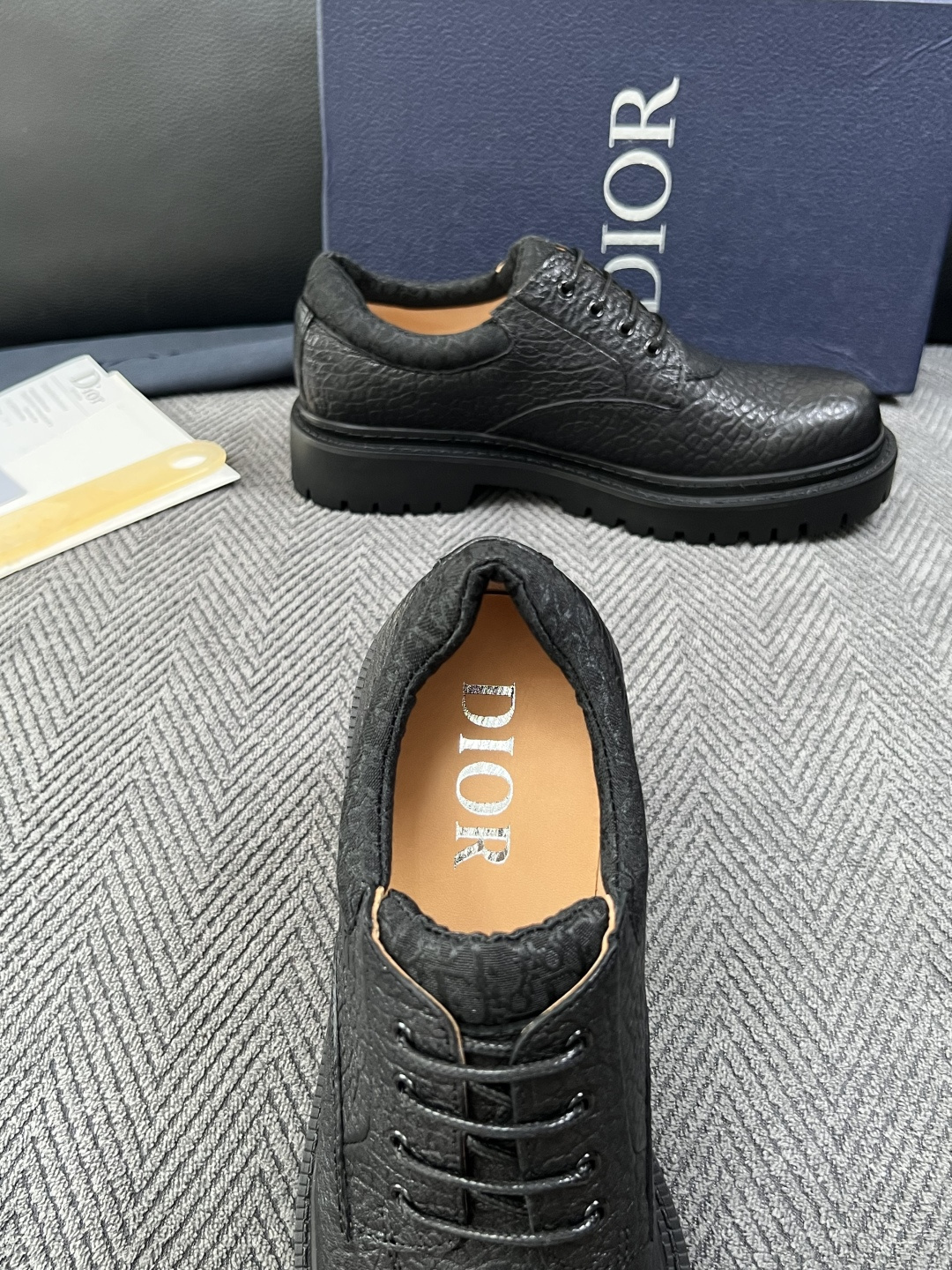 Dior  高品质 顶级工艺品 迪奥  专柜同步 原厂配置，意大利进口原版牛皮面料，透气舒适进口水染牛里垫，鞋底：原厂特