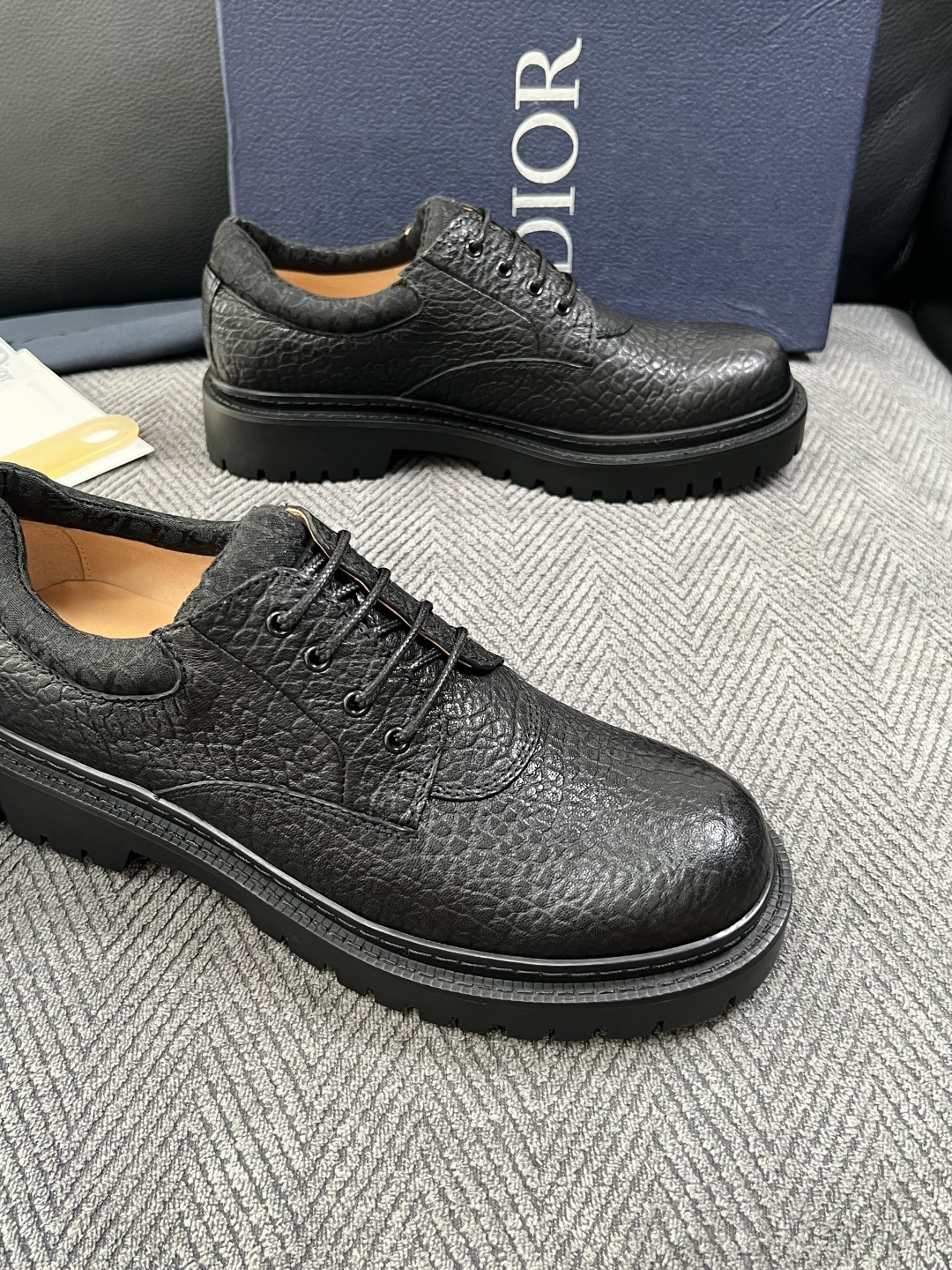 Dior  高品质 顶级工艺品 迪奥  专柜同步 原厂配置，意大利进口原版牛皮面料，透气舒适进口水染牛里垫，鞋底：原厂特
