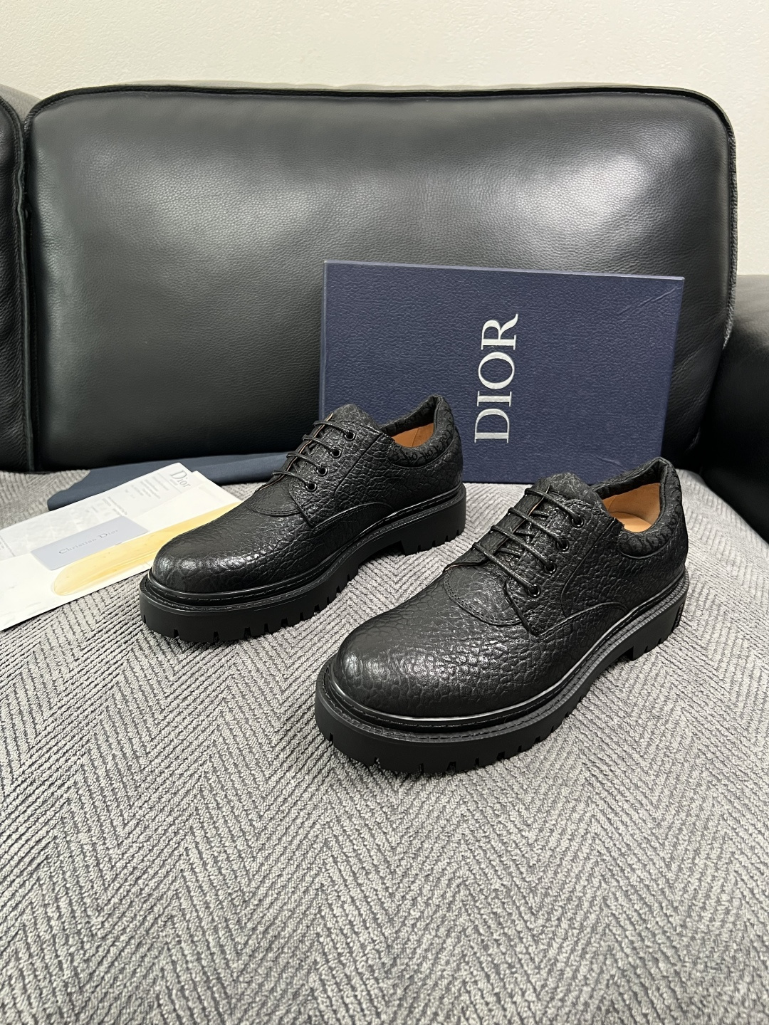 Dior  高品质 顶级工艺品 迪奥  专柜同步 原厂配置，意大利进口原版牛皮面料，透气舒适进口水染牛里垫，鞋底：原厂特