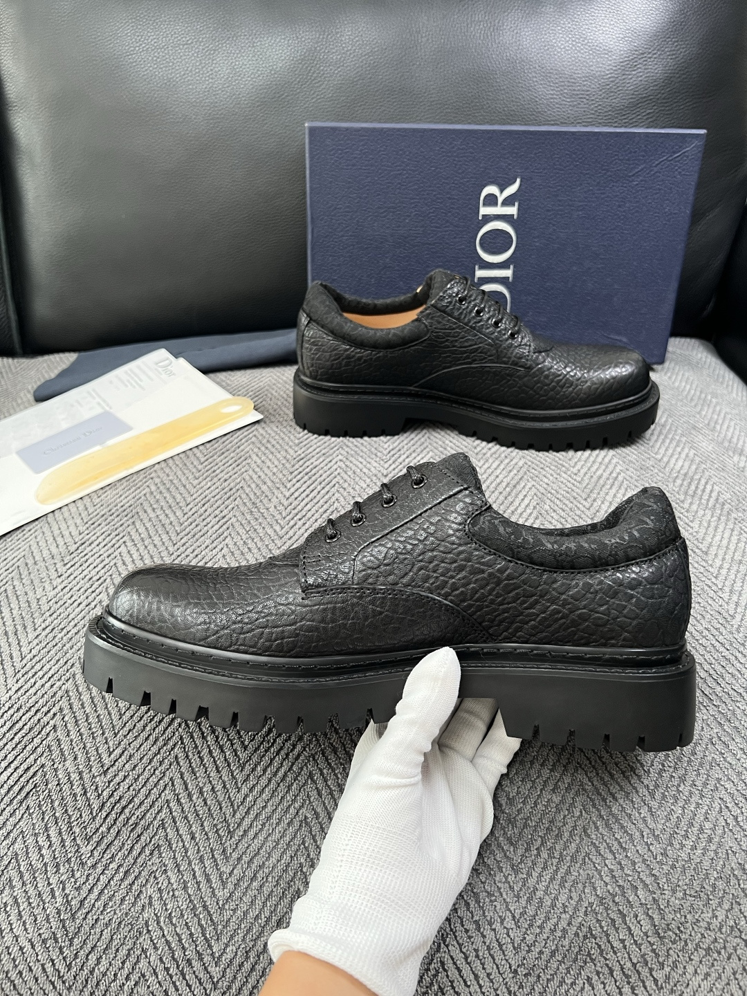 Dior  高品质 顶级工艺品 迪奥  专柜同步 原厂配置，意大利进口原版牛皮面料，透气舒适进口水染牛里垫，鞋底：原厂特