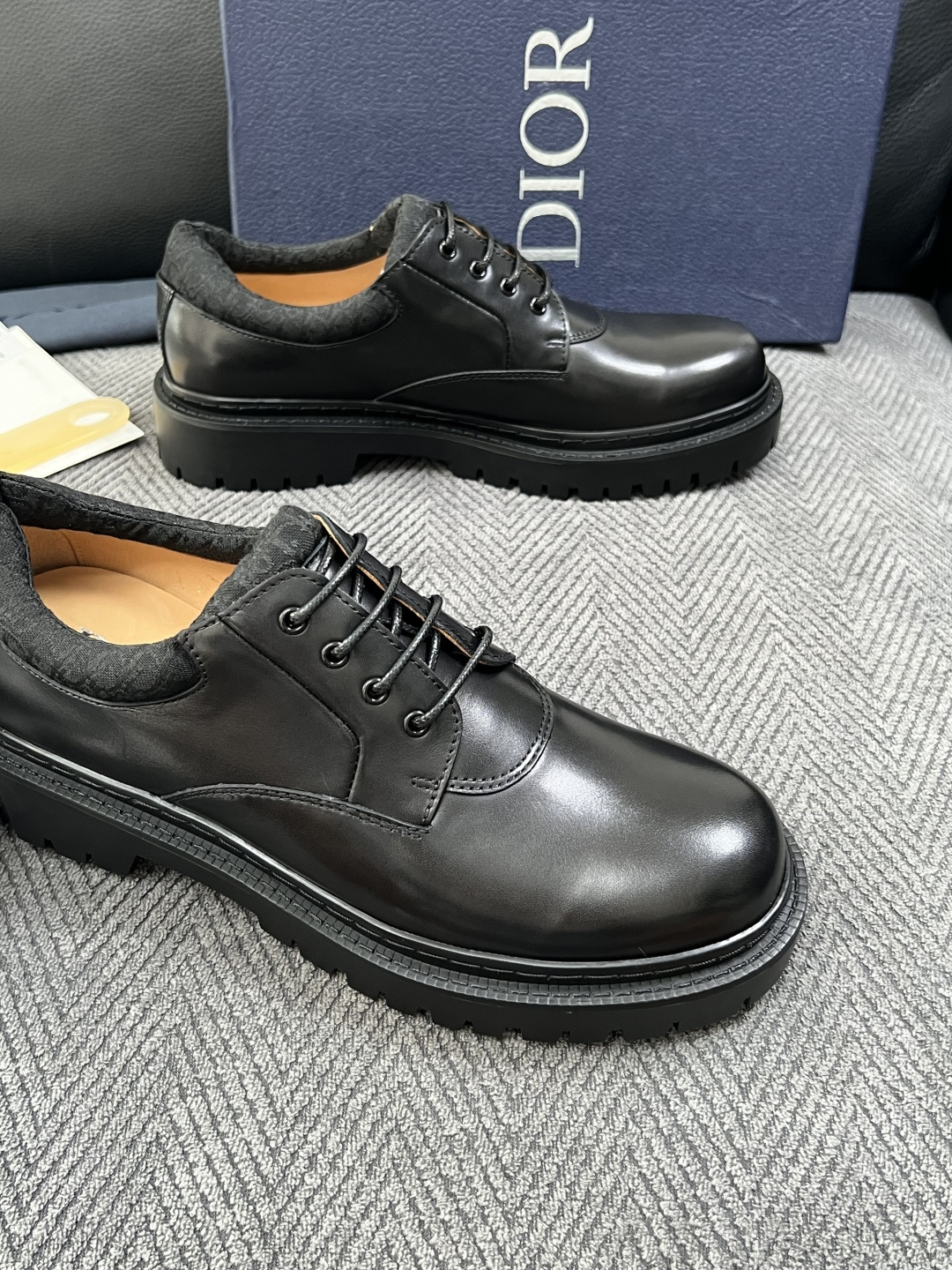 Dior  高品质 顶级工艺品 迪奥  专柜同步 原厂配置，意大利进口原版牛皮面料，透气舒适进口水染牛里垫，鞋底：原厂特