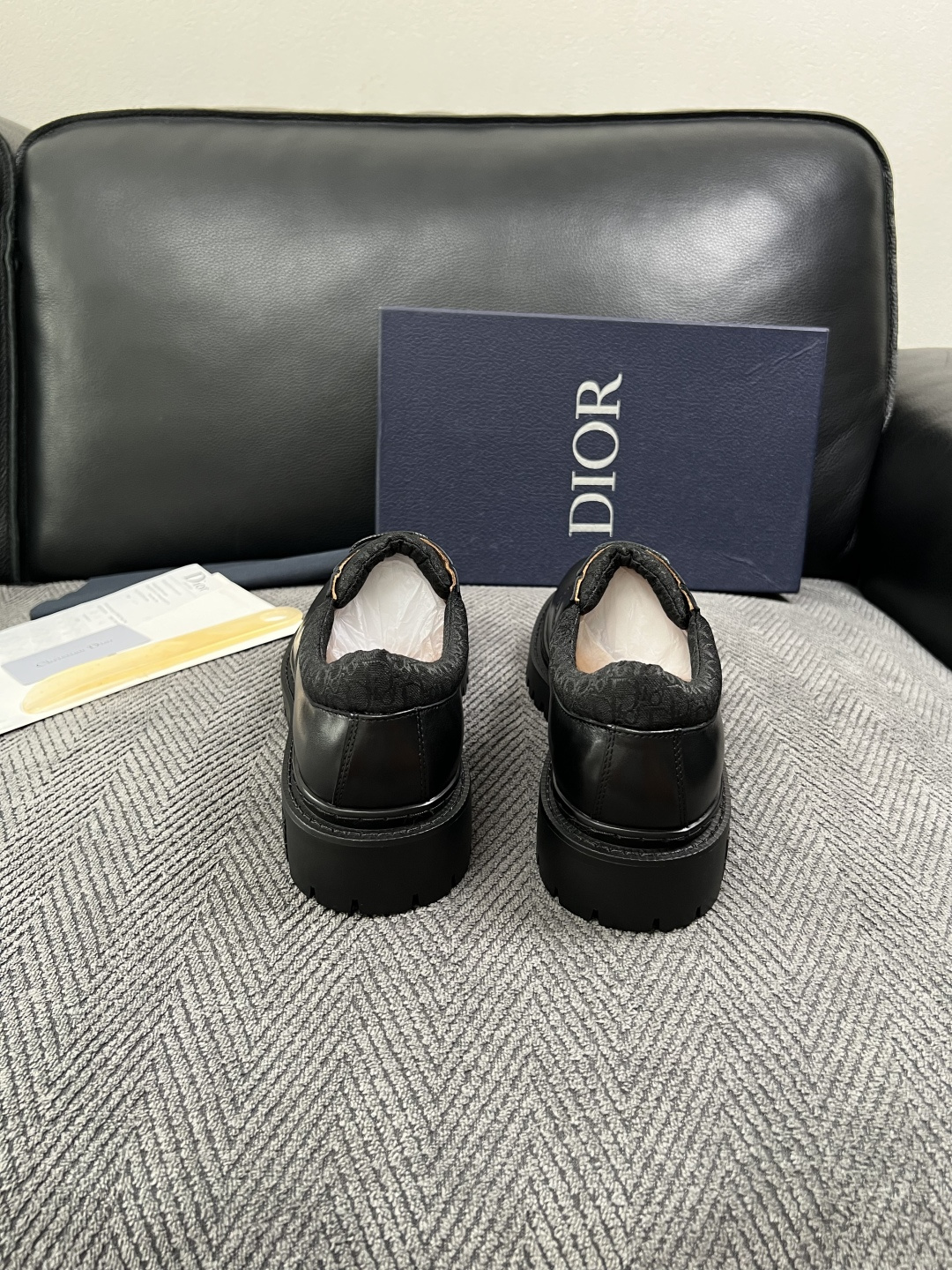 Dior  高品质 顶级工艺品 迪奥  专柜同步 原厂配置，意大利进口原版牛皮面料，透气舒适进口水染牛里垫，鞋底：原厂特