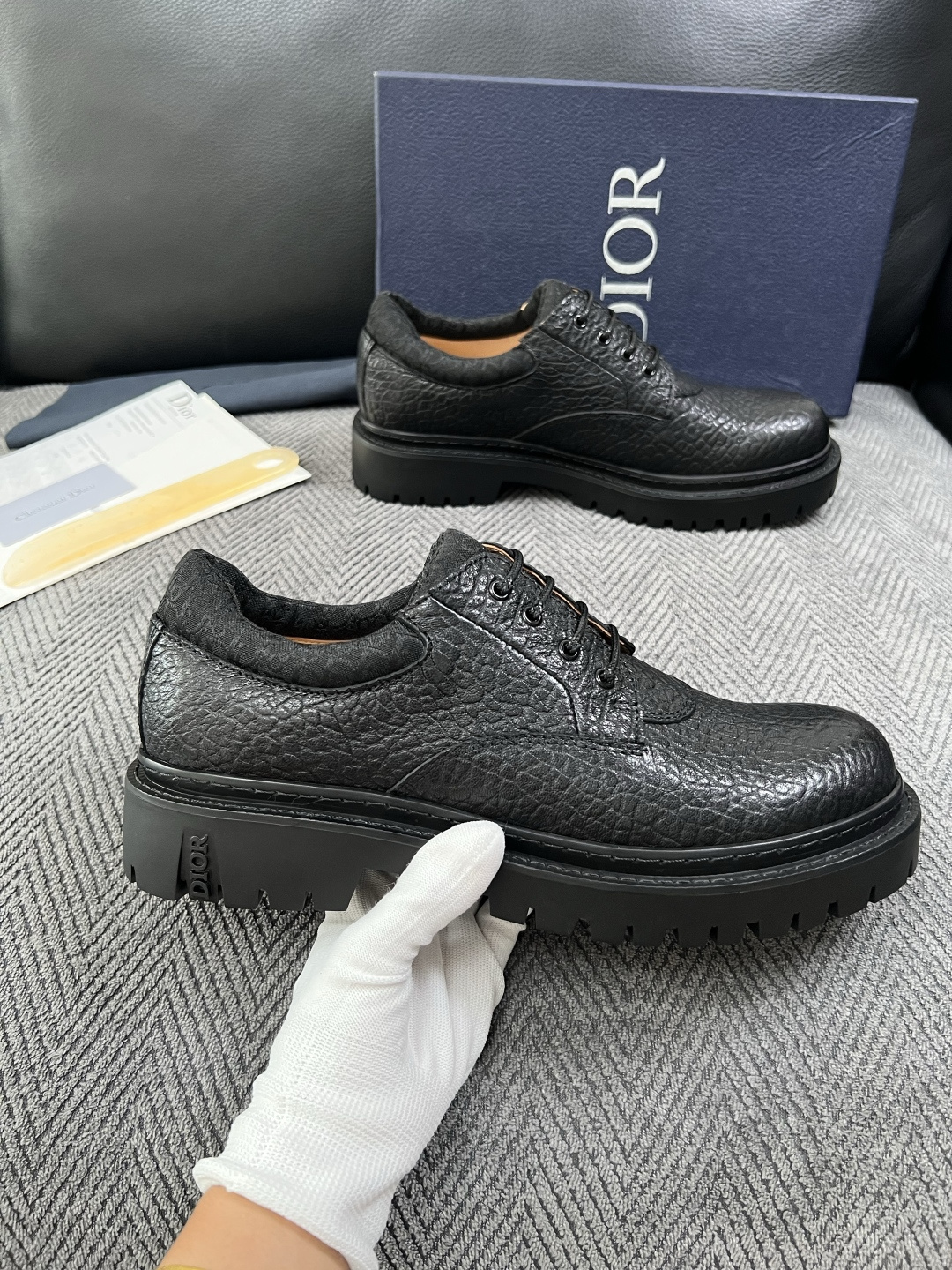 Dior  高品质 顶级工艺品 迪奥  专柜同步 原厂配置，意大利进口原版牛皮面料，透气舒适进口水染牛里垫，鞋底：原厂特