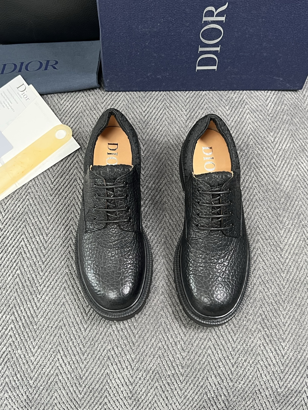 Dior  高品质 顶级工艺品 迪奥  专柜同步 原厂配置，意大利进口原版牛皮面料，透气舒适进口水染牛里垫，鞋底：原厂特