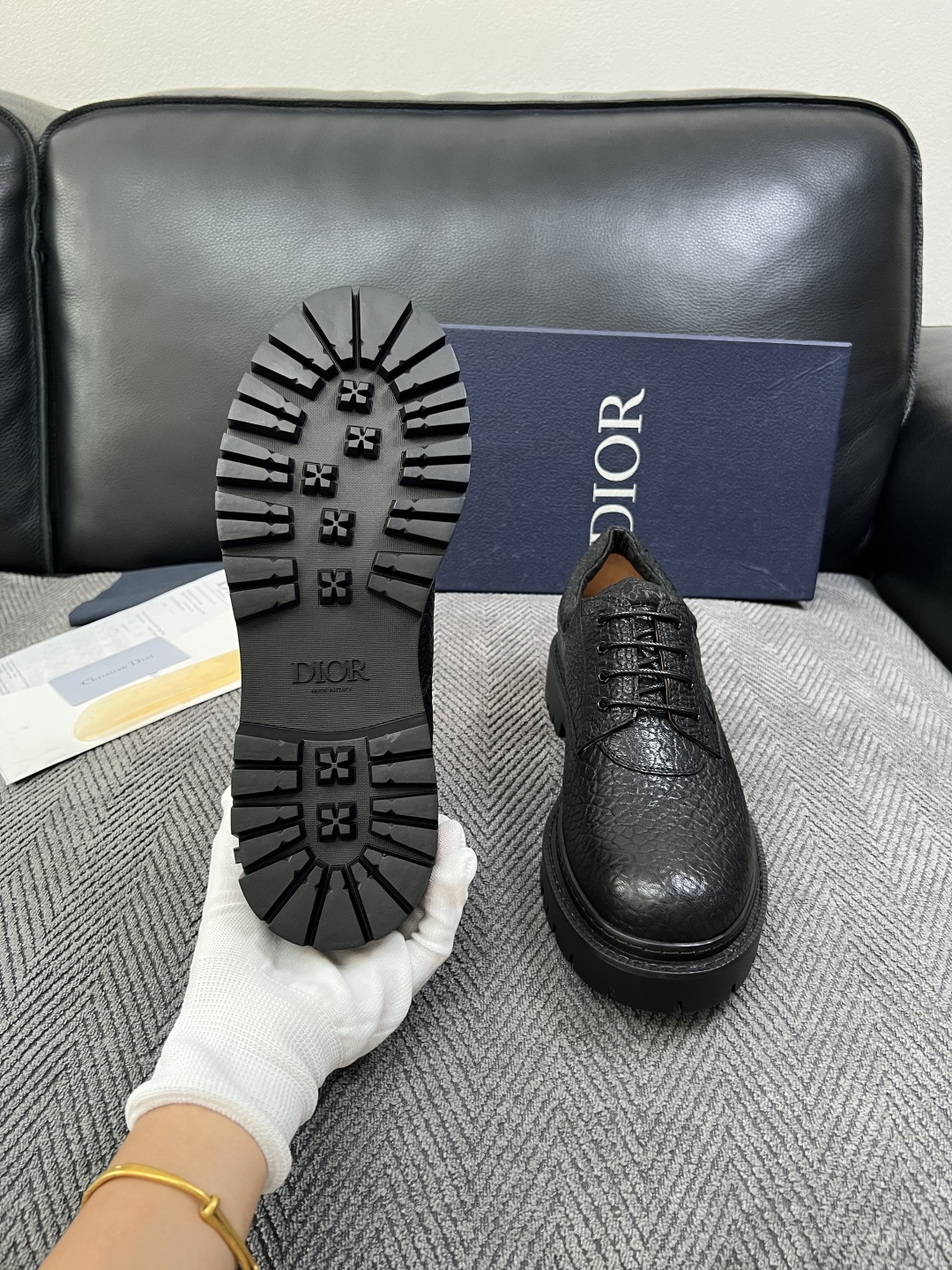 Dior  高品质 顶级工艺品 迪奥  专柜同步 原厂配置，意大利进口原版牛皮面料，透气舒适进口水染牛里垫，鞋底：原厂特