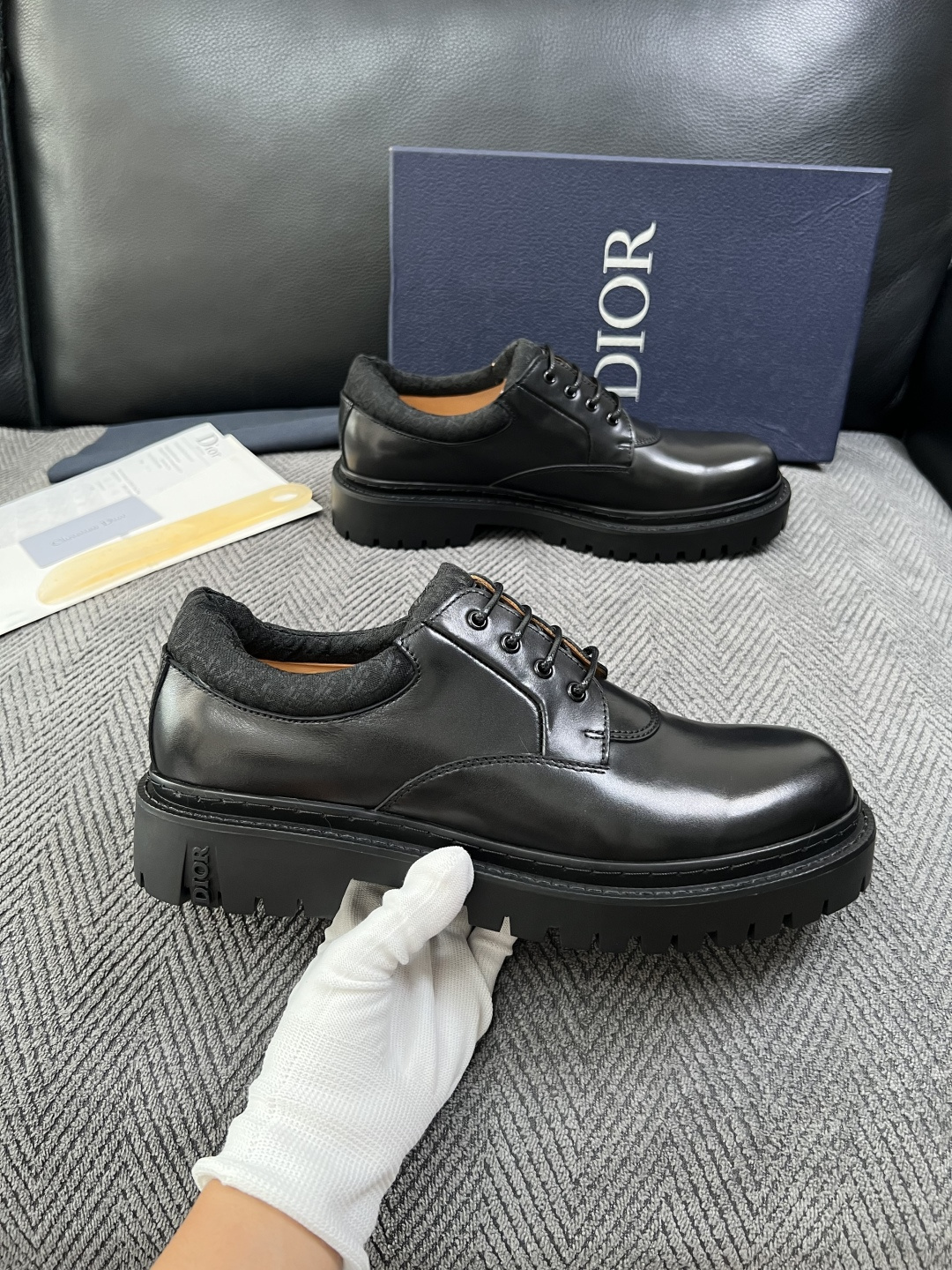 Dior  高品质 顶级工艺品 迪奥  专柜同步 原厂配置，意大利进口原版牛皮面料，透气舒适进口水染牛里垫，鞋底：原厂特