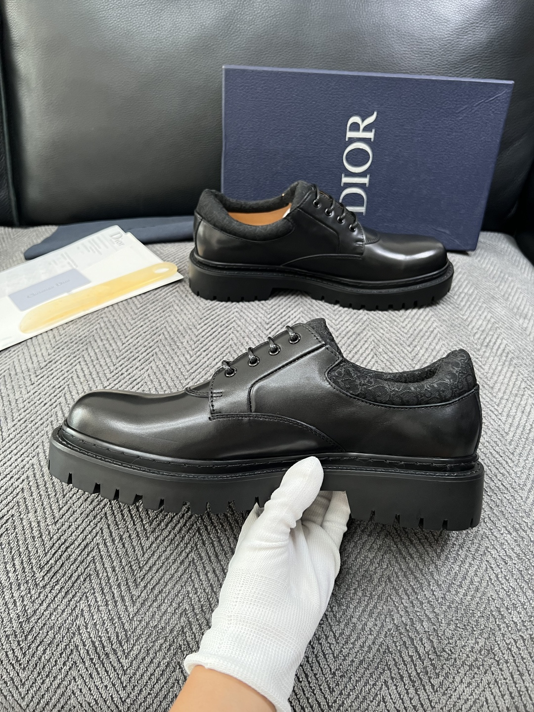 Dior  高品质 顶级工艺品 迪奥  专柜同步 原厂配置，意大利进口原版牛皮面料，透气舒适进口水染牛里垫，鞋底：原厂特