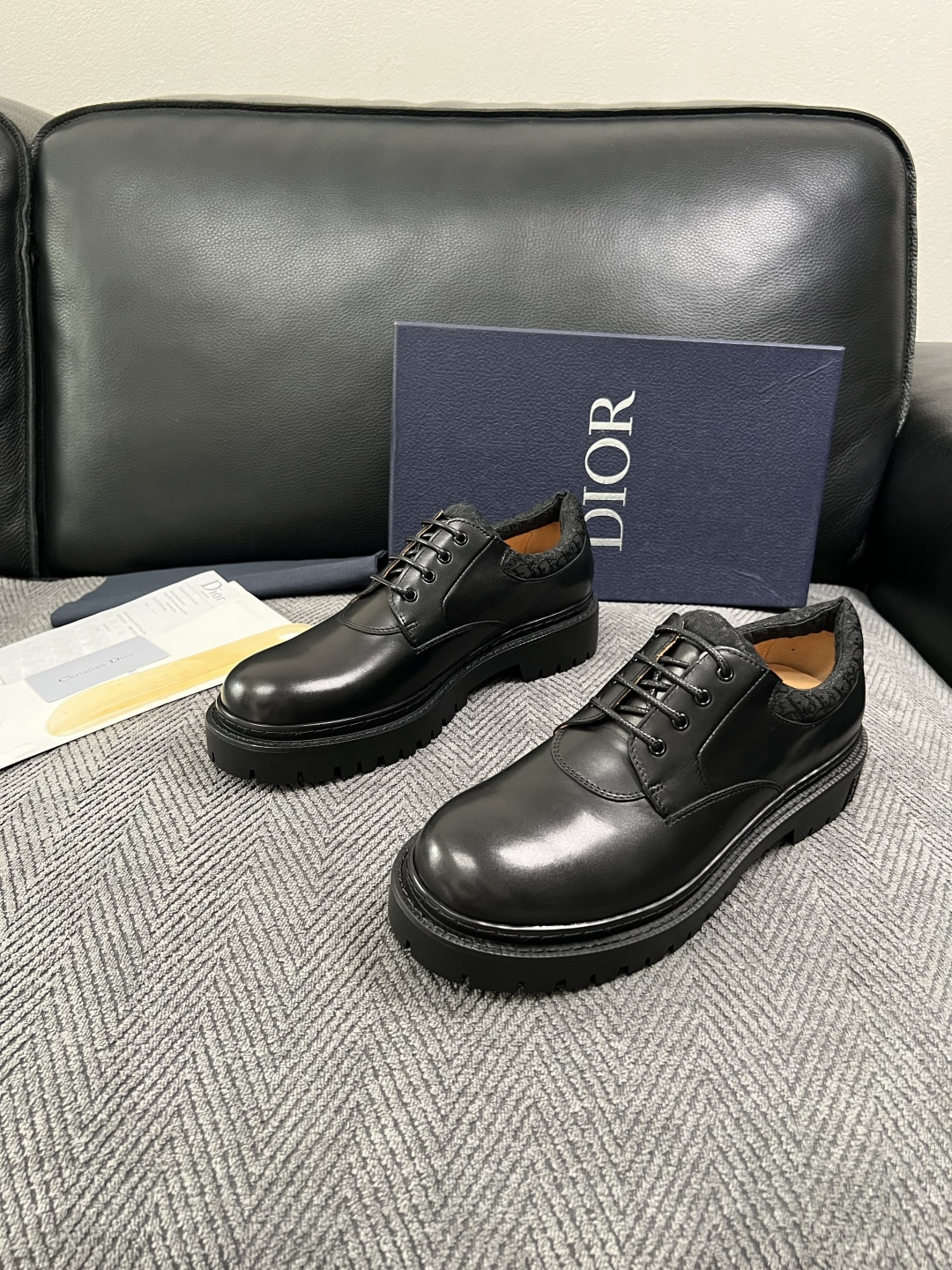 Dior  高品质 顶级工艺品 迪奥  专柜同步 原厂配置，意大利进口原版牛皮面料，透气舒适进口水染牛里垫，鞋底：原厂特