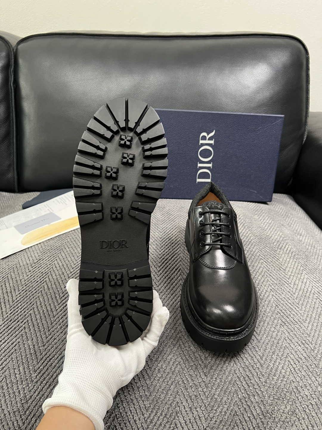 Dior  高品质 顶级工艺品 迪奥  专柜同步 原厂配置，意大利进口原版牛皮面料，透气舒适进口水染牛里垫，鞋底：原厂特