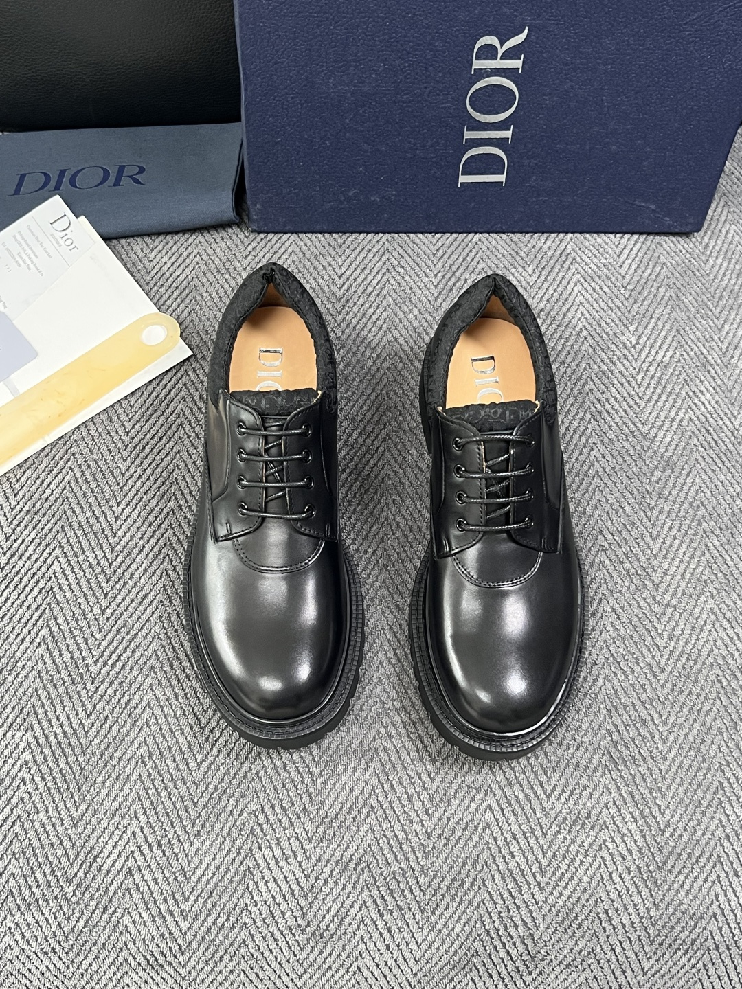 Dior  高品质 顶级工艺品 迪奥  专柜同步 原厂配置，意大利进口原版牛皮面料，透气舒适进口水染牛里垫，鞋底：原厂特