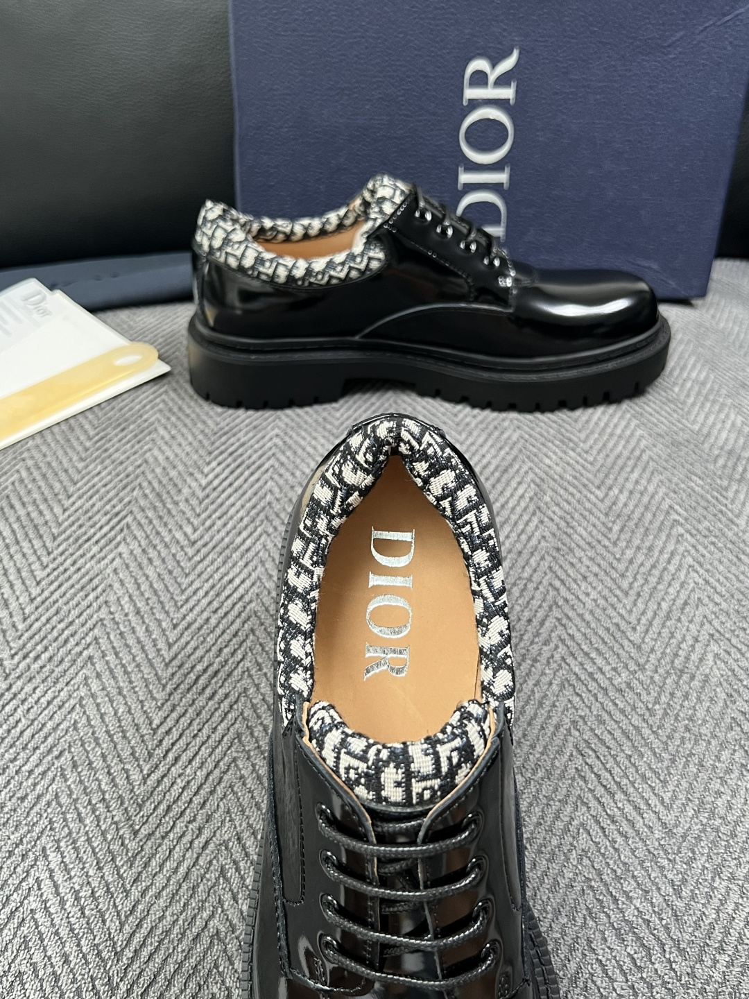 Dior  高品质 顶级工艺品 迪奥  专柜同步 原厂配置，意大利进口原版牛皮面料，透气舒适进口水染牛里垫，鞋底：原厂特
