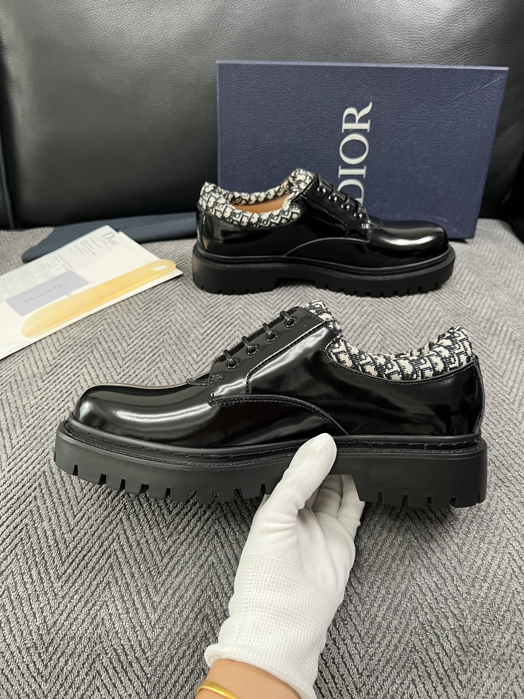 Dior  高品质 顶级工艺品 迪奥  专柜同步 原厂配置，意大利进口原版牛皮面料，透气舒适进口水染牛里垫，鞋底：原厂特