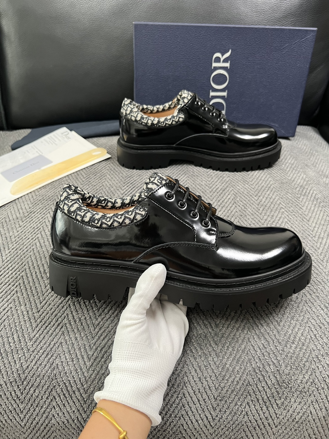 Dior  高品质 顶级工艺品 迪奥  专柜同步 原厂配置，意大利进口原版牛皮面料，透气舒适进口水染牛里垫，鞋底：原厂特