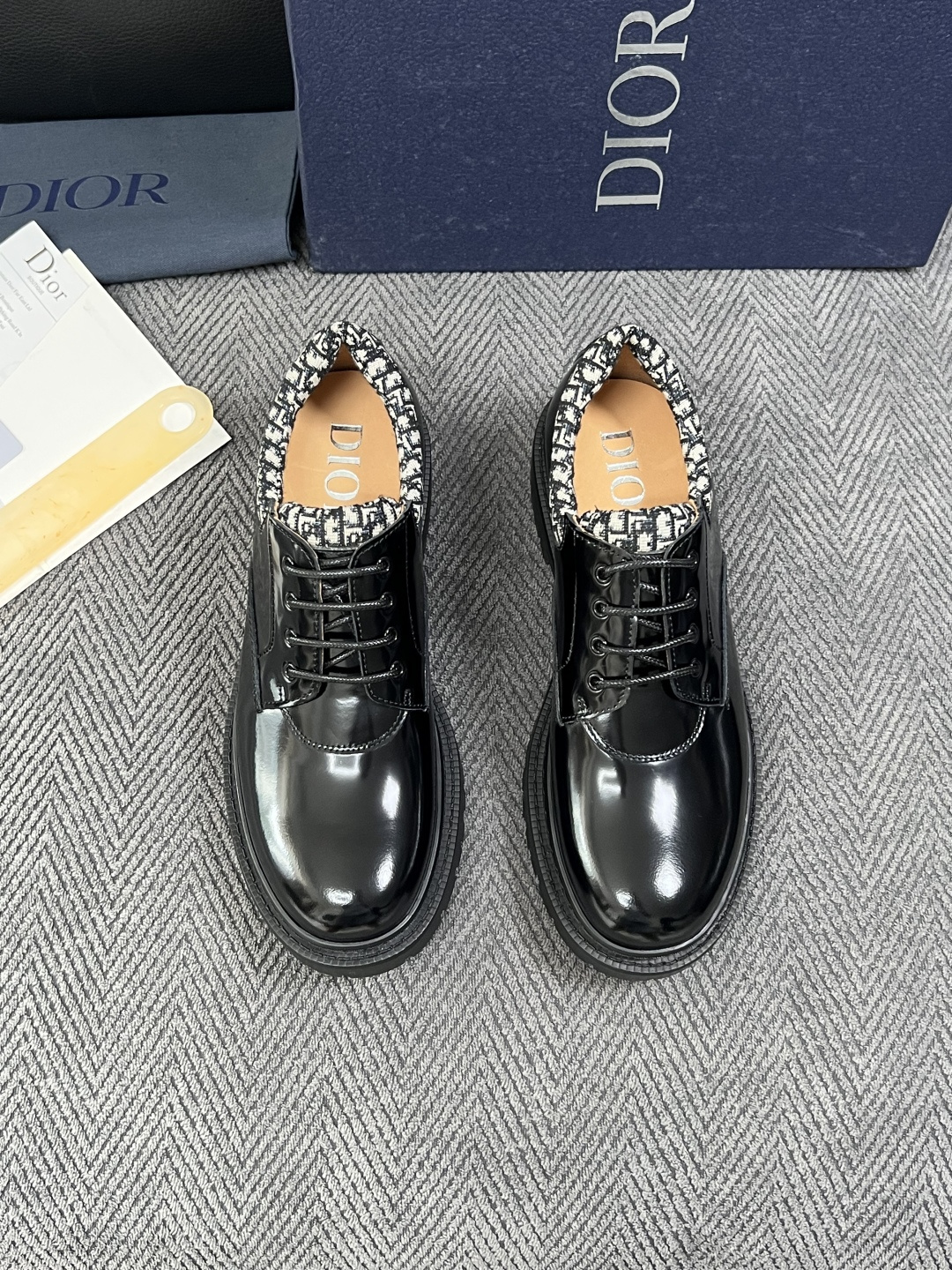 Dior  高品质 顶级工艺品 迪奥  专柜同步 原厂配置，意大利进口原版牛皮面料，透气舒适进口水染牛里垫，鞋底：原厂特