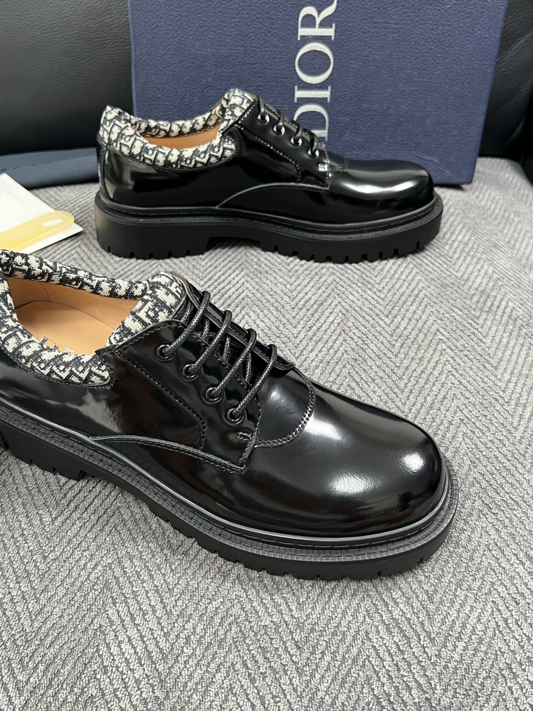 Dior  高品质 顶级工艺品 迪奥  专柜同步 原厂配置，意大利进口原版牛皮面料，透气舒适进口水染牛里垫，鞋底：原厂特