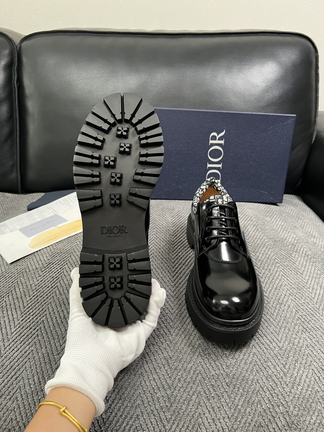 Dior  高品质 顶级工艺品 迪奥  专柜同步 原厂配置，意大利进口原版牛皮面料，透气舒适进口水染牛里垫，鞋底：原厂特