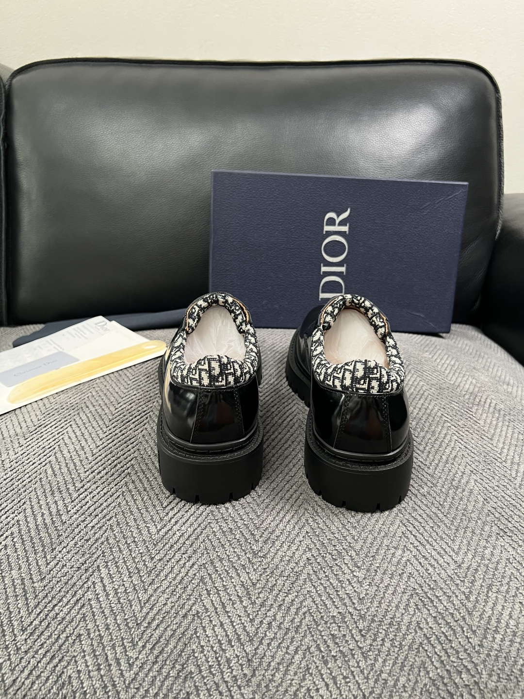 Dior  高品质 顶级工艺品 迪奥  专柜同步 原厂配置，意大利进口原版牛皮面料，透气舒适进口水染牛里垫，鞋底：原厂特