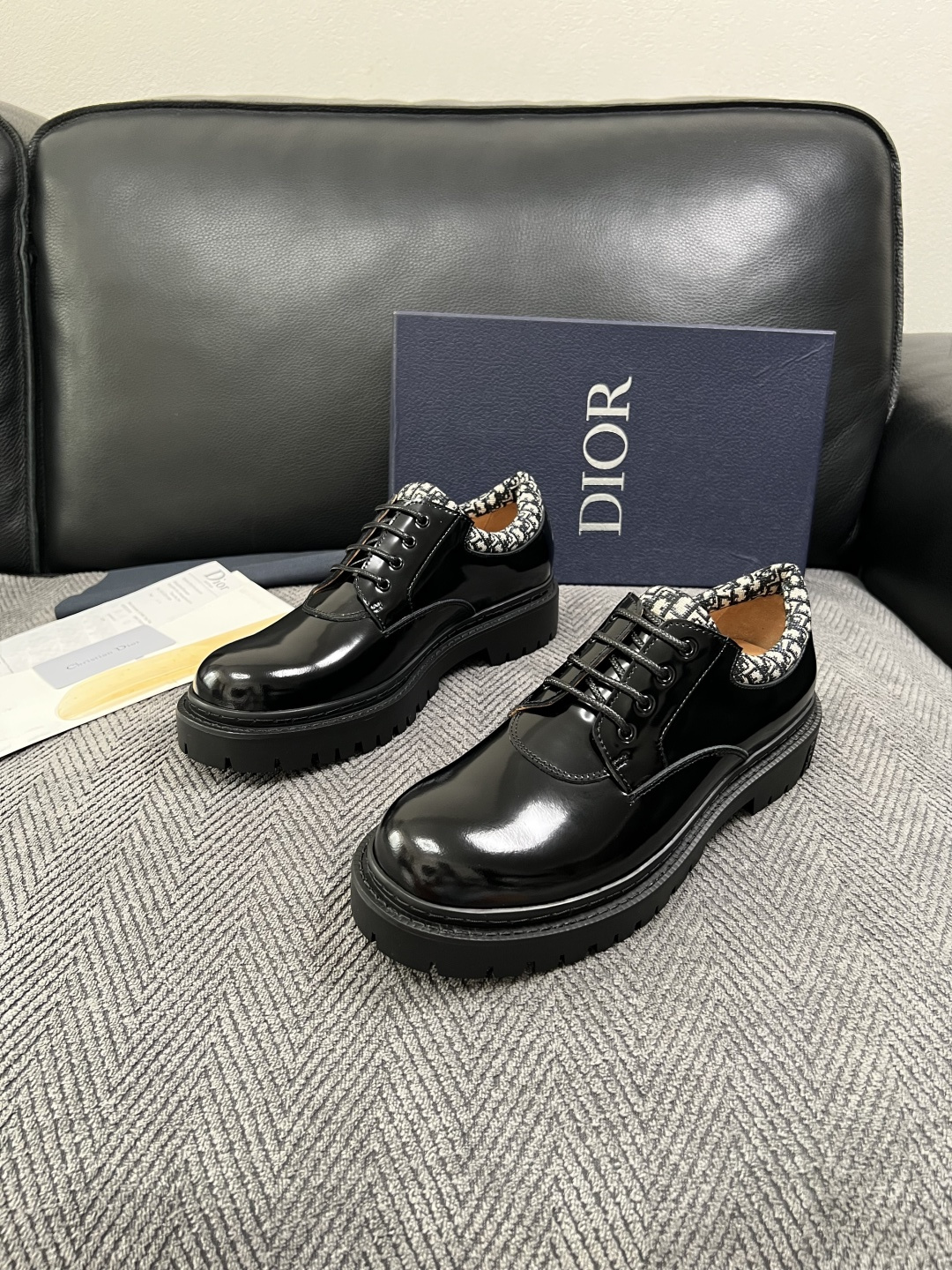 Dior  高品质 顶级工艺品 迪奥  专柜同步 原厂配置，意大利进口原版牛皮面料，透气舒适进口水染牛里垫，鞋底：原厂特